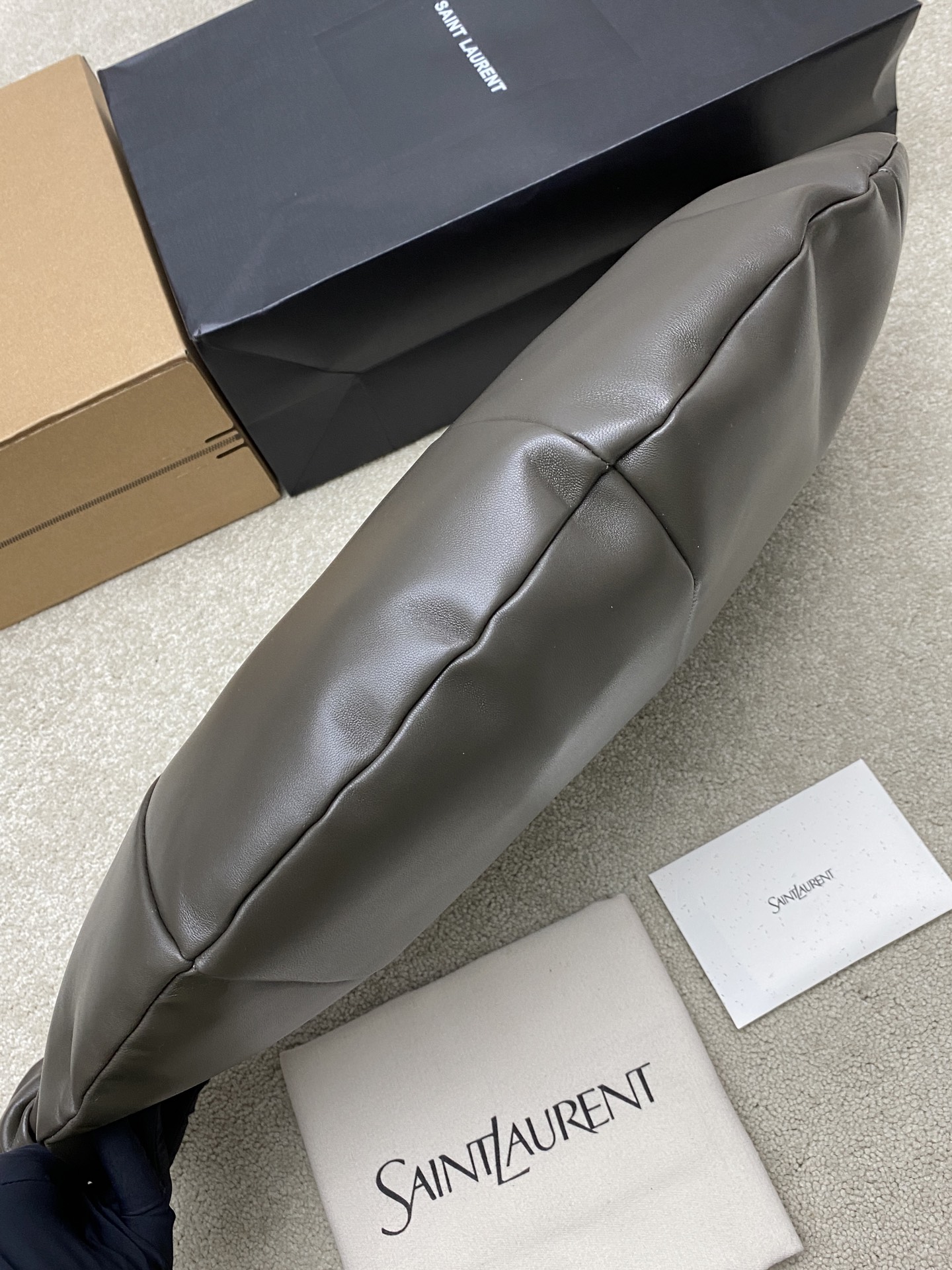 Saint Laurent 黑色胎牛皮一金属链条肩带 简约又超有辨识度 新月形设计慵懒随性 容量适中 通勤出街都很OK链条肩带可调节