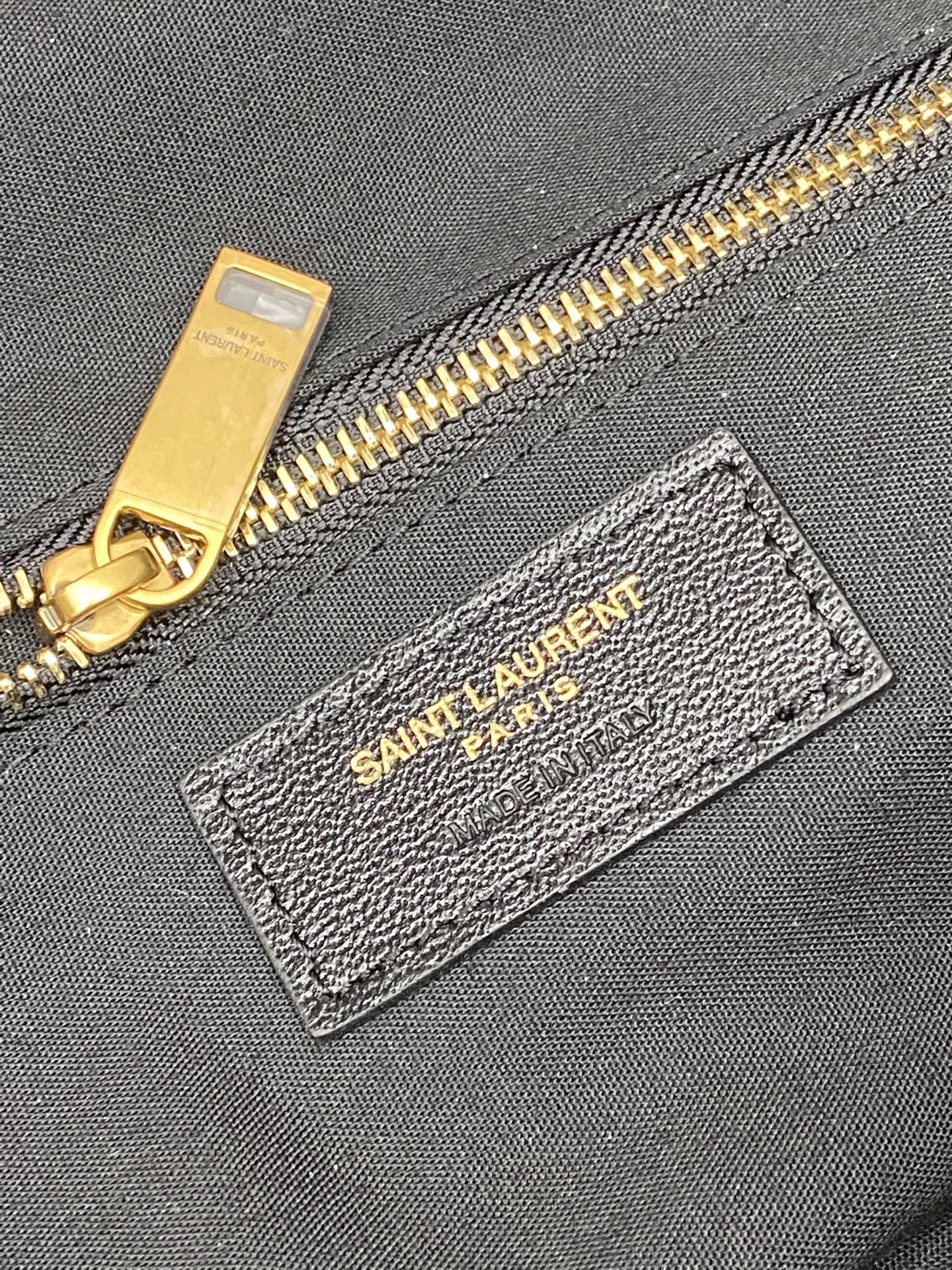 Saint Laurent 黑色胎牛皮一金属链条肩带 简约又超有辨识度 新月形设计慵懒随性 容量适中 通勤出街都很OK链条肩带可调节