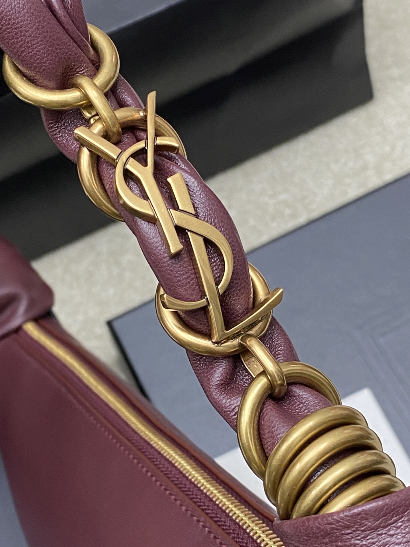 Saint Laurent 26S5 Amalia手袋 选用细腻侵染小羊皮 手感超柔软 质感满分6金属缠绕手柄设计