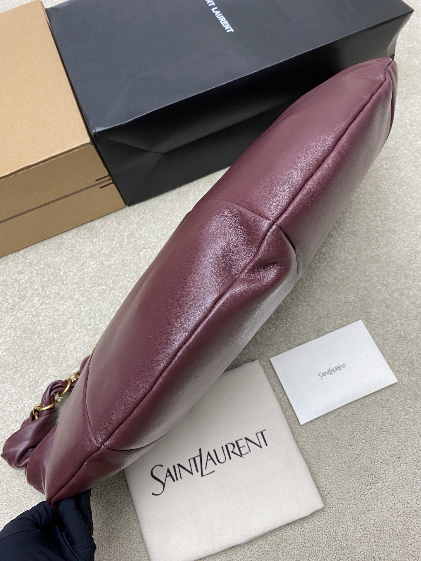 Saint Laurent 黑色胎牛皮一金属链条肩带 简约又超有辨识度 新月形设计慵懒随性 容量适中 通勤出街都很OK链条肩带可调节