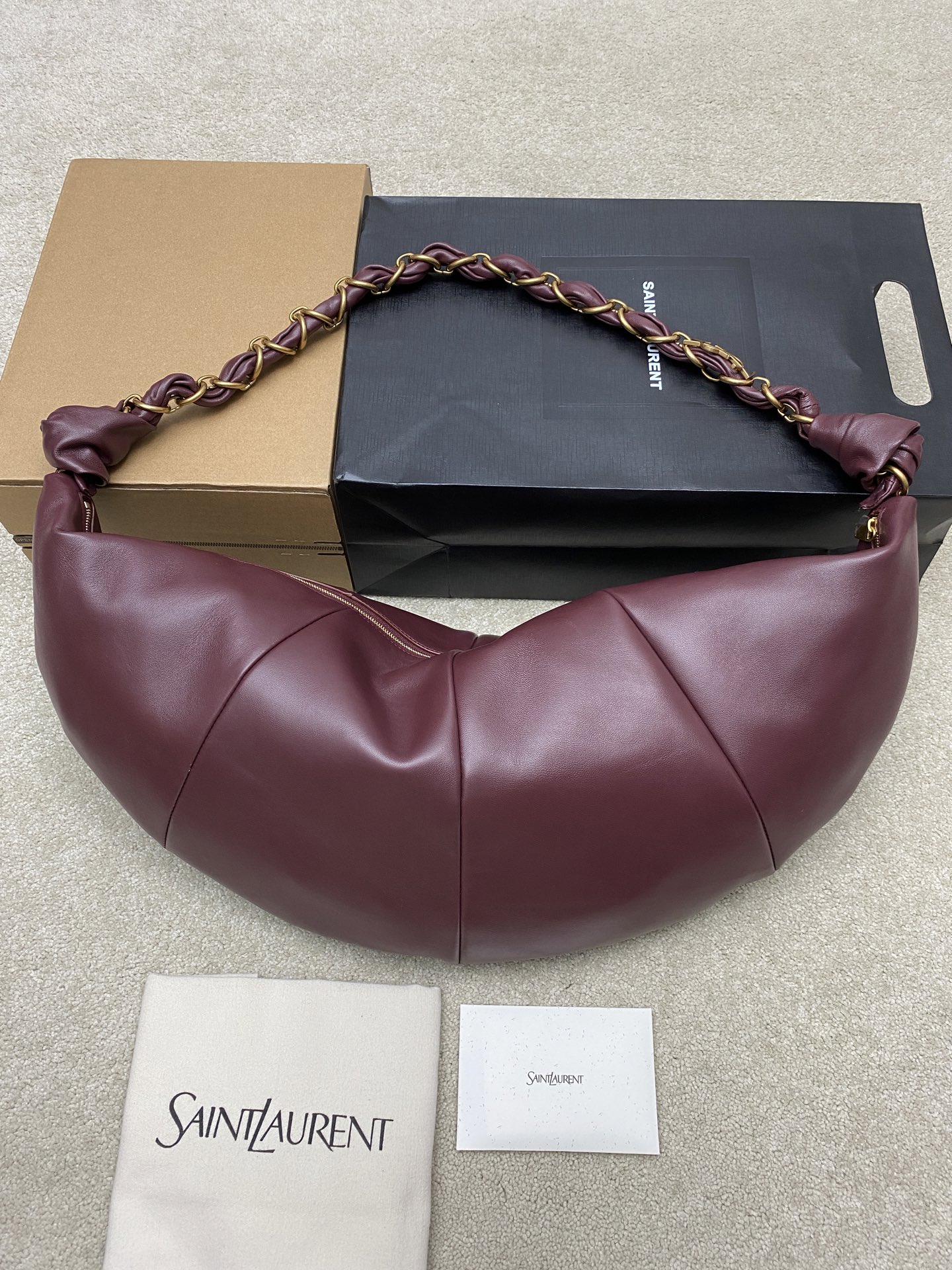 Saint Laurent 黑色胎牛皮一金属链条肩带 简约又超有辨识度 新月形设计慵懒随性 容量适中 通勤出街都很OK链条肩带可调节