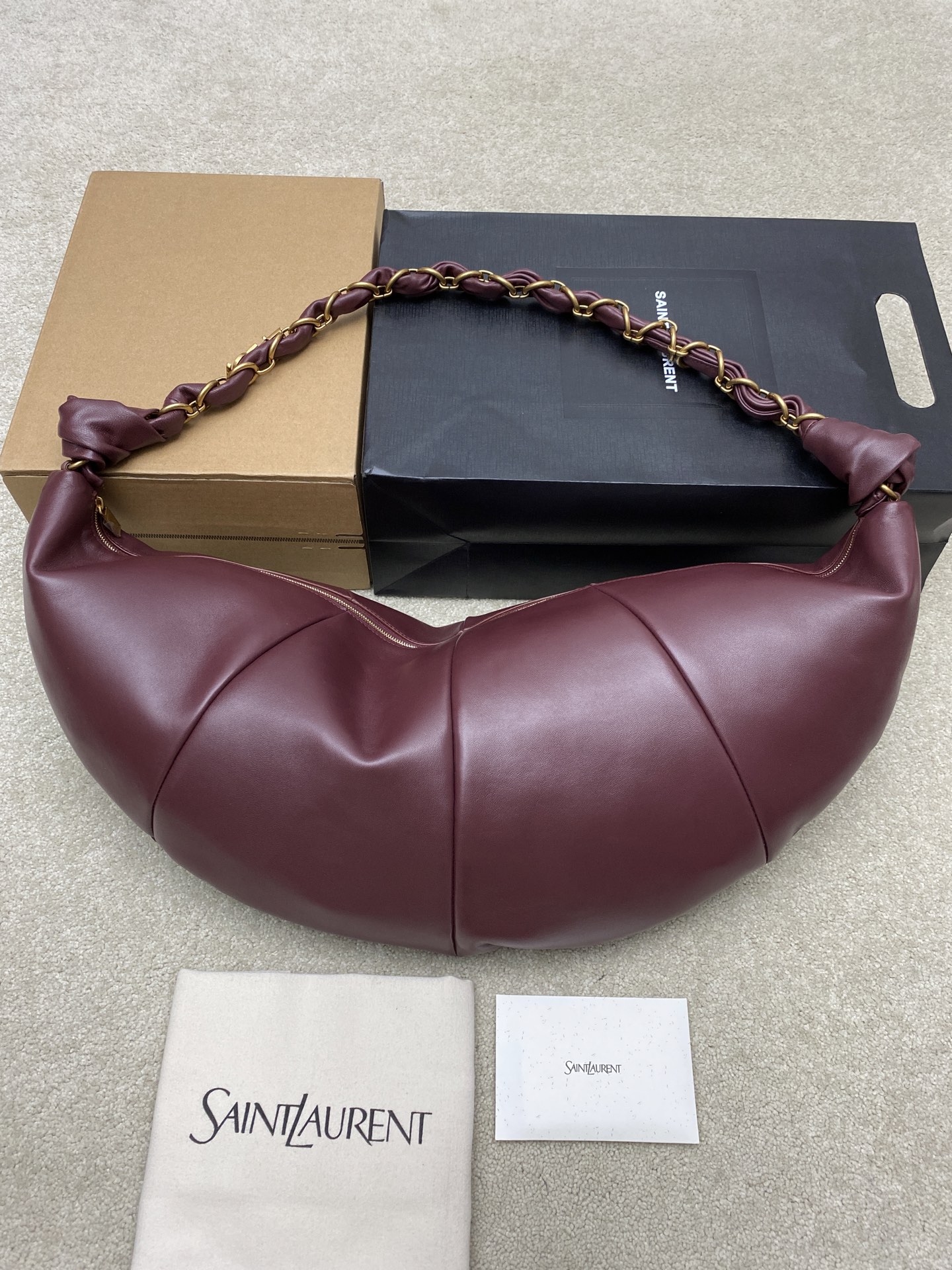Saint Laurent 黑色胎牛皮一金属链条肩带 简约又超有辨识度 新月形设计慵懒随性 容量适中 通勤出街都很OK链条肩带可调节