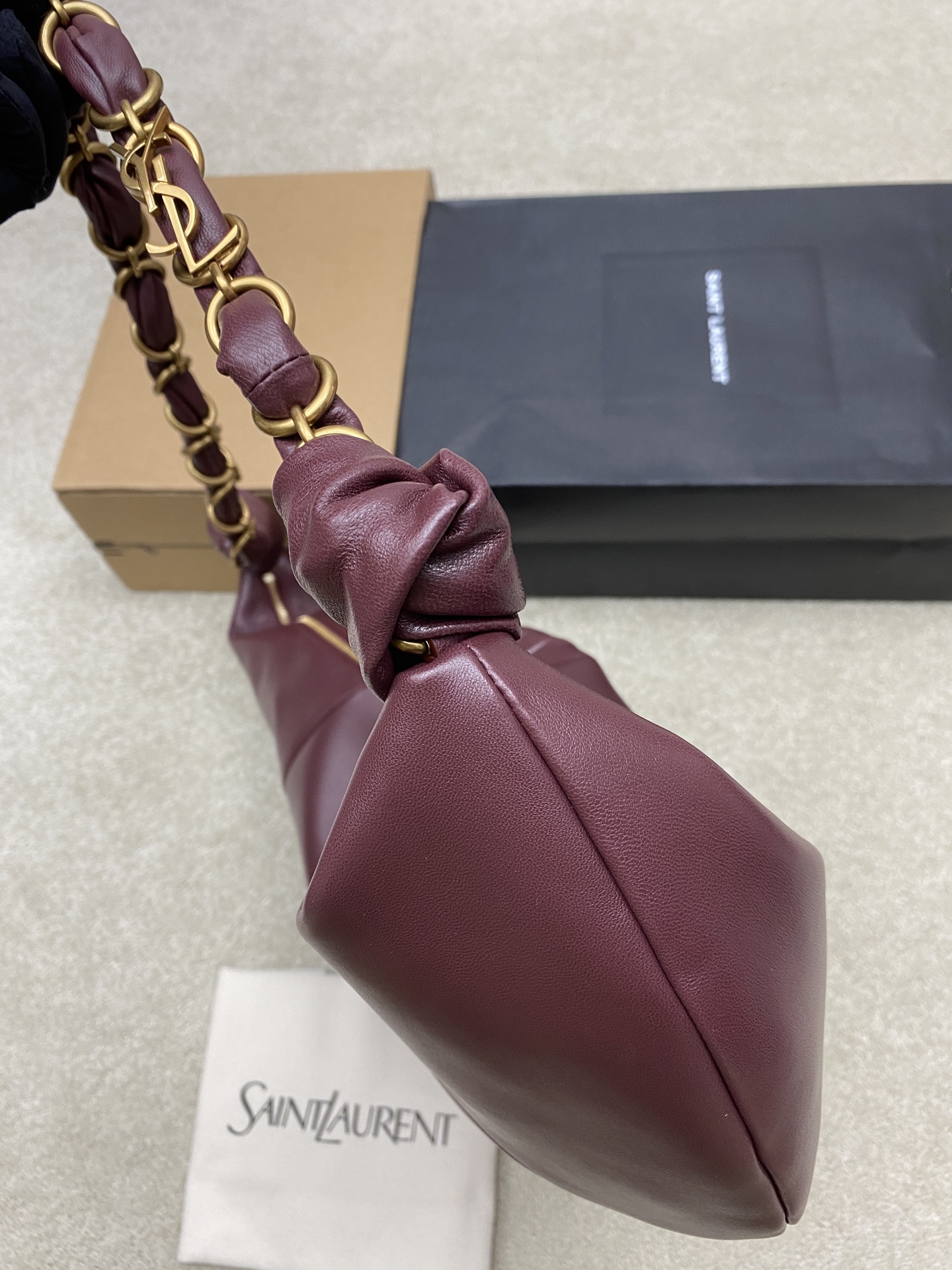 Saint Laurent 黑色胎牛皮一金属链条肩带 简约又超有辨识度 新月形设计慵懒随性 容量适中 通勤出街都很OK链条肩带可调节