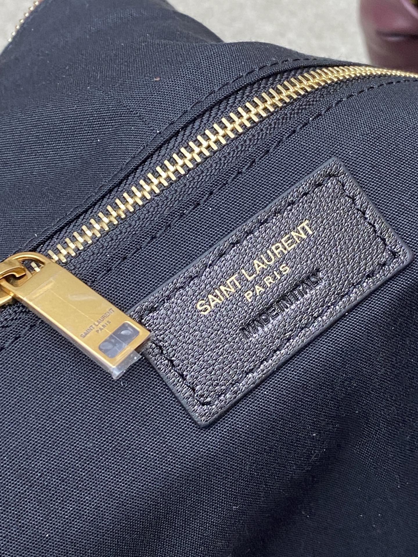 Saint Laurent 黑色胎牛皮一金属链条肩带 简约又超有辨识度 新月形设计慵懒随性 容量适中 通勤出街都很OK链条肩带可调节