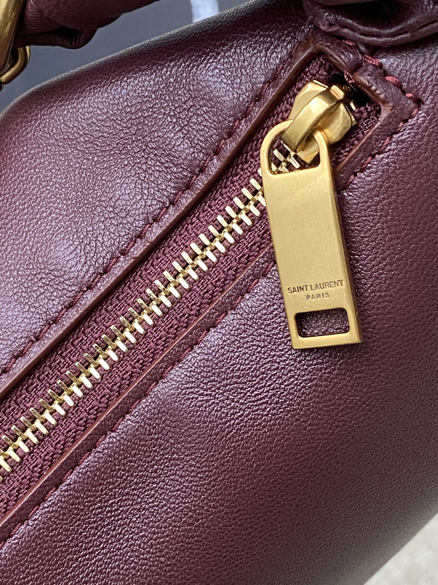 Saint Laurent 黑色胎牛皮一金属链条肩带 简约又超有辨识度 新月形设计慵懒随性 容量适中 通勤出街都很OK链条肩带可调节