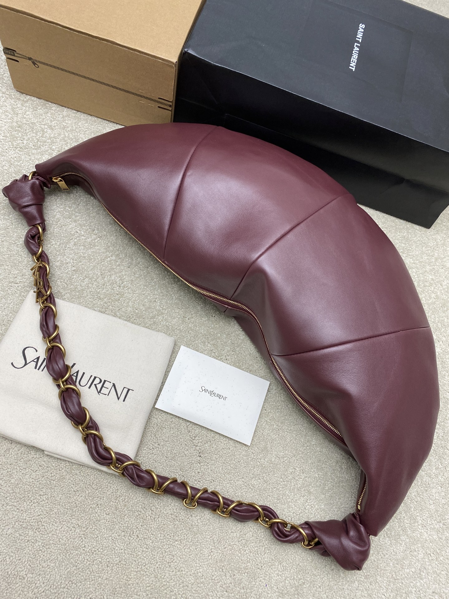 Saint Laurent 黑色胎牛皮一金属链条肩带 简约又超有辨识度 新月形设计慵懒随性 容量适中 通勤出街都很OK链条肩带可调节