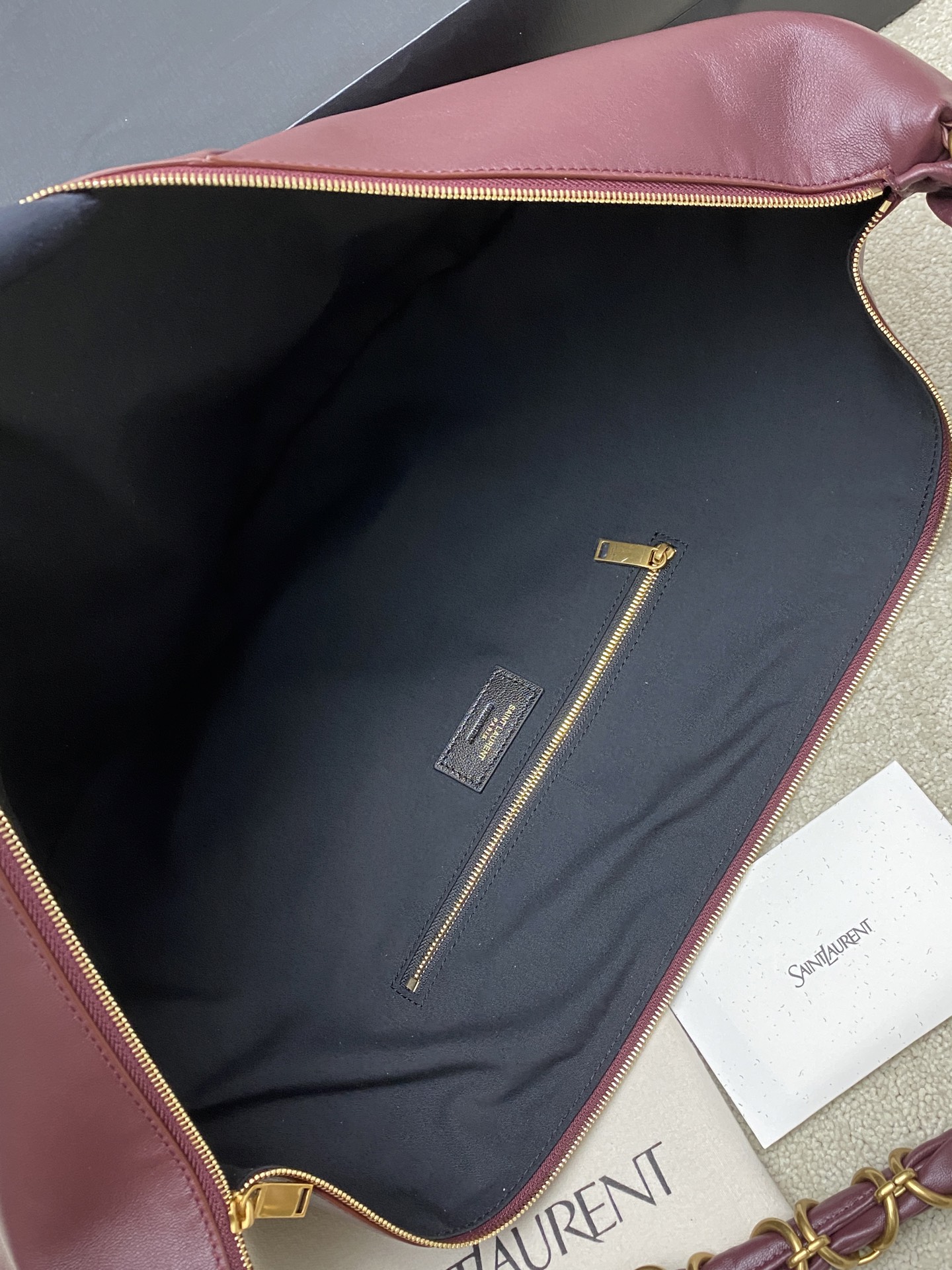Saint Laurent 黑色胎牛皮一金属链条肩带 简约又超有辨识度 新月形设计慵懒随性 容量适中 通勤出街都很OK链条肩带可调节