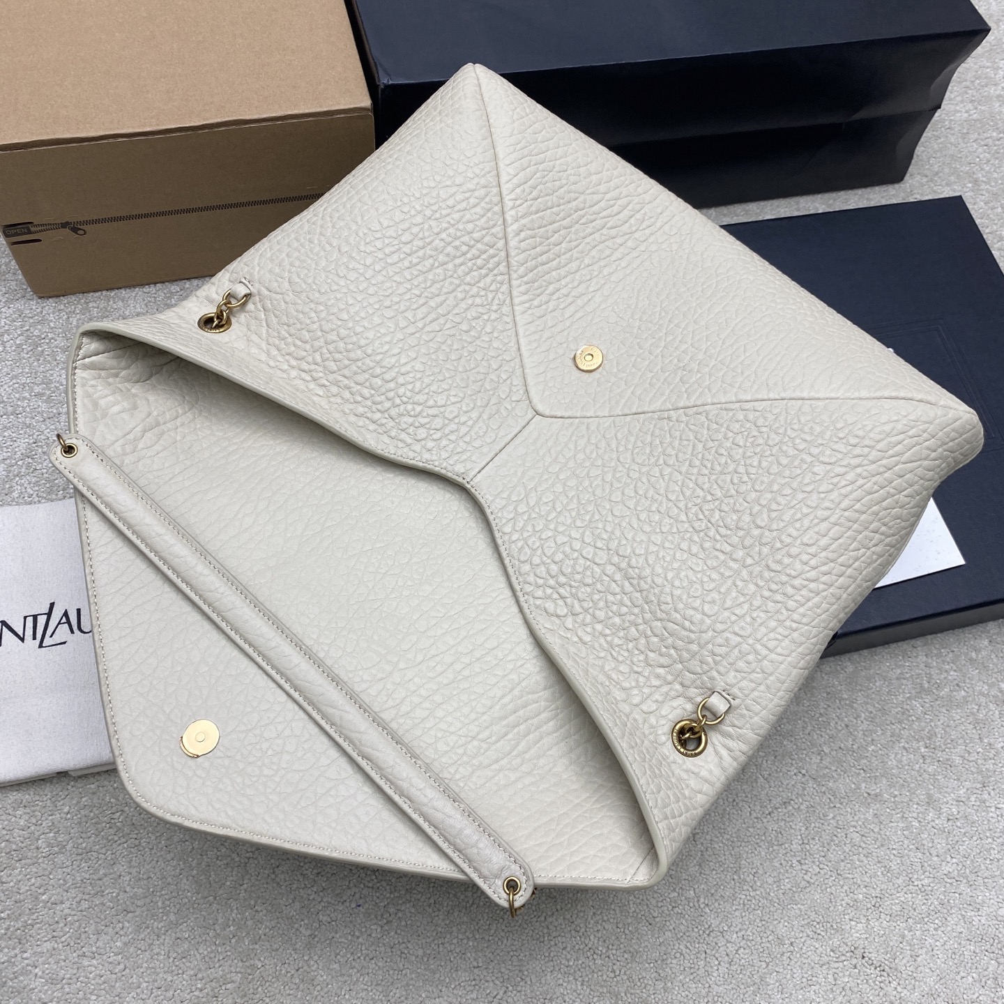 p880。 奶白大象纹/金
🌈YSL新款envelope超大号信封包来咯！粒面羊皮，纹理感十足！这款包包非常都市风格，腋下包的背斜方式很时尚，包包空间容量很不错哟！
型号：841702【原厂皮】
尺寸：35x22x3-4.2cm
