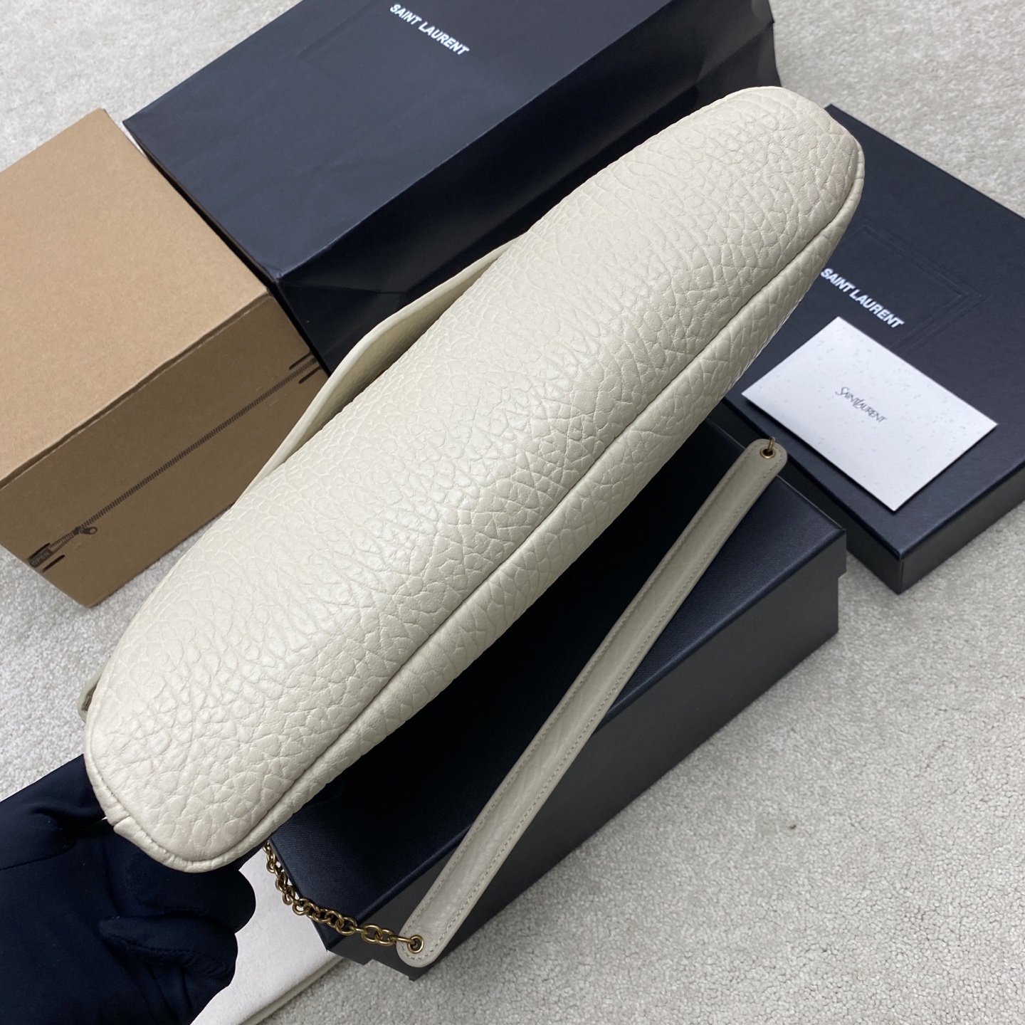 p880。 奶白大象纹/金
🌈YSL新款envelope超大号信封包来咯！粒面羊皮，纹理感十足！这款包包非常都市风格，腋下包的背斜方式很时尚，包包空间容量很不错哟！
型号：841702【原厂皮】
尺寸：35x22x3-4.2cm
