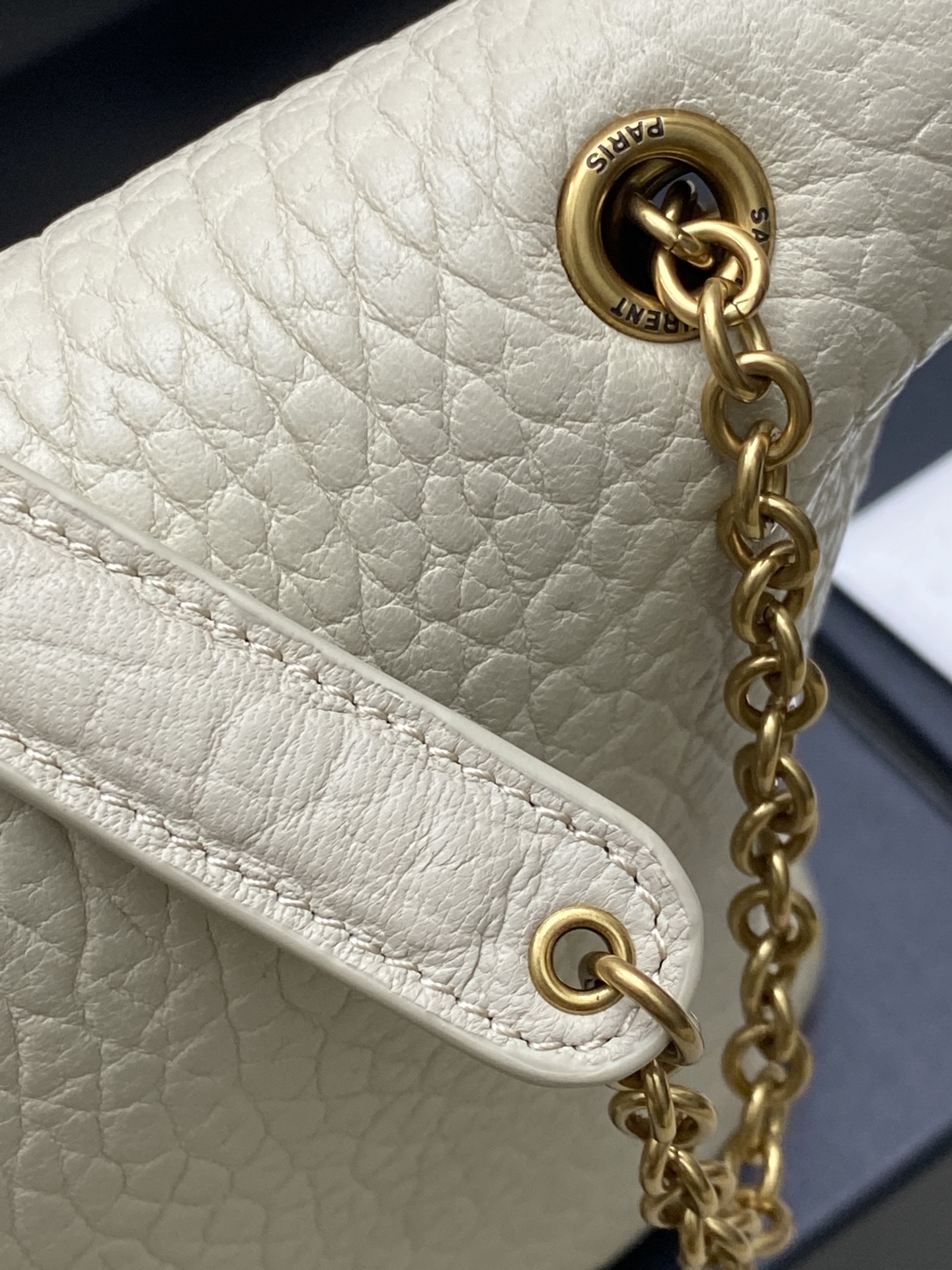 p880。 奶白大象纹/金
🌈YSL新款envelope超大号信封包来咯！粒面羊皮，纹理感十足！这款包包非常都市风格，腋下包的背斜方式很时尚，包包空间容量很不错哟！
型号：841702【原厂皮】
尺寸：35x22x3-4.2cm
