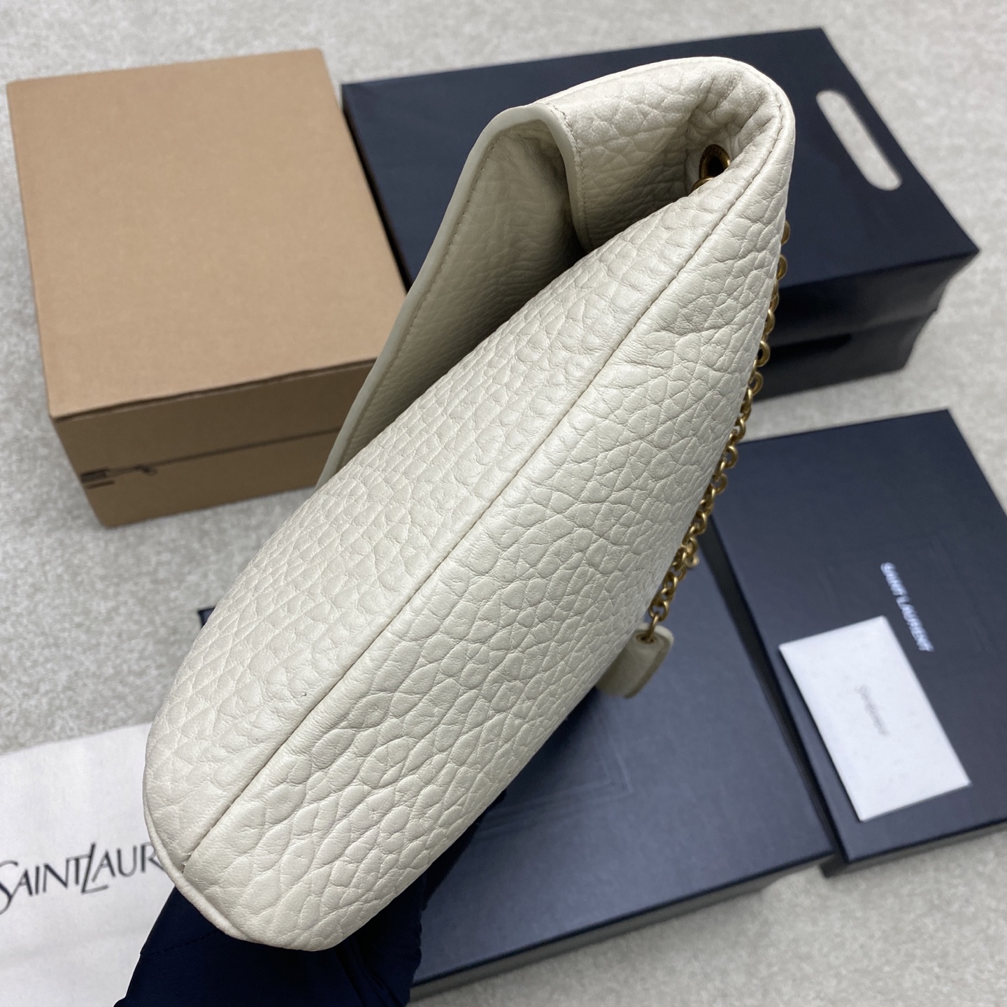 p880。 奶白大象纹/金
🌈YSL新款envelope超大号信封包来咯！粒面羊皮，纹理感十足！这款包包非常都市风格，腋下包的背斜方式很时尚，包包空间容量很不错哟！
型号：841702【原厂皮】
尺寸：35x22x3-4.2cm
