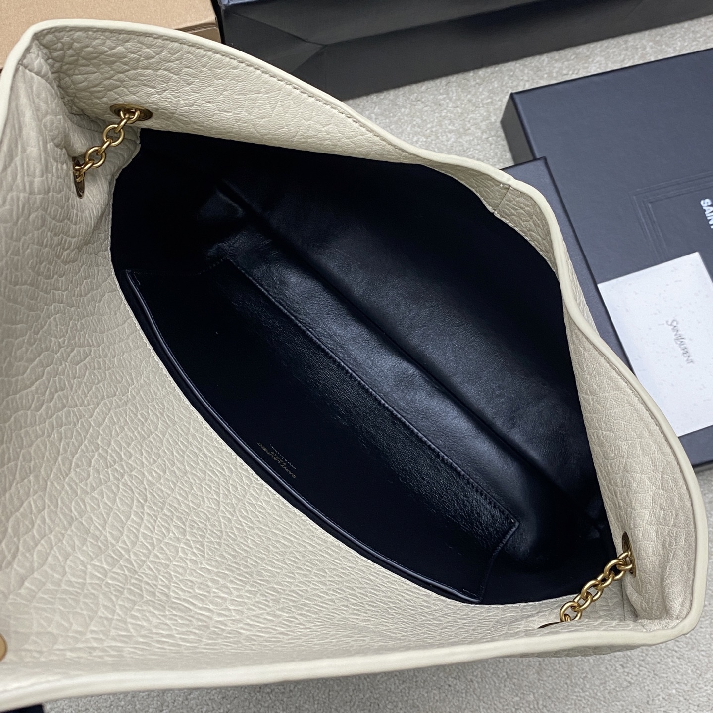 p880。 奶白大象纹/金
🌈YSL新款envelope超大号信封包来咯！粒面羊皮，纹理感十足！这款包包非常都市风格，腋下包的背斜方式很时尚，包包空间容量很不错哟！
型号：841702【原厂皮】
尺寸：35x22x3-4.2cm
