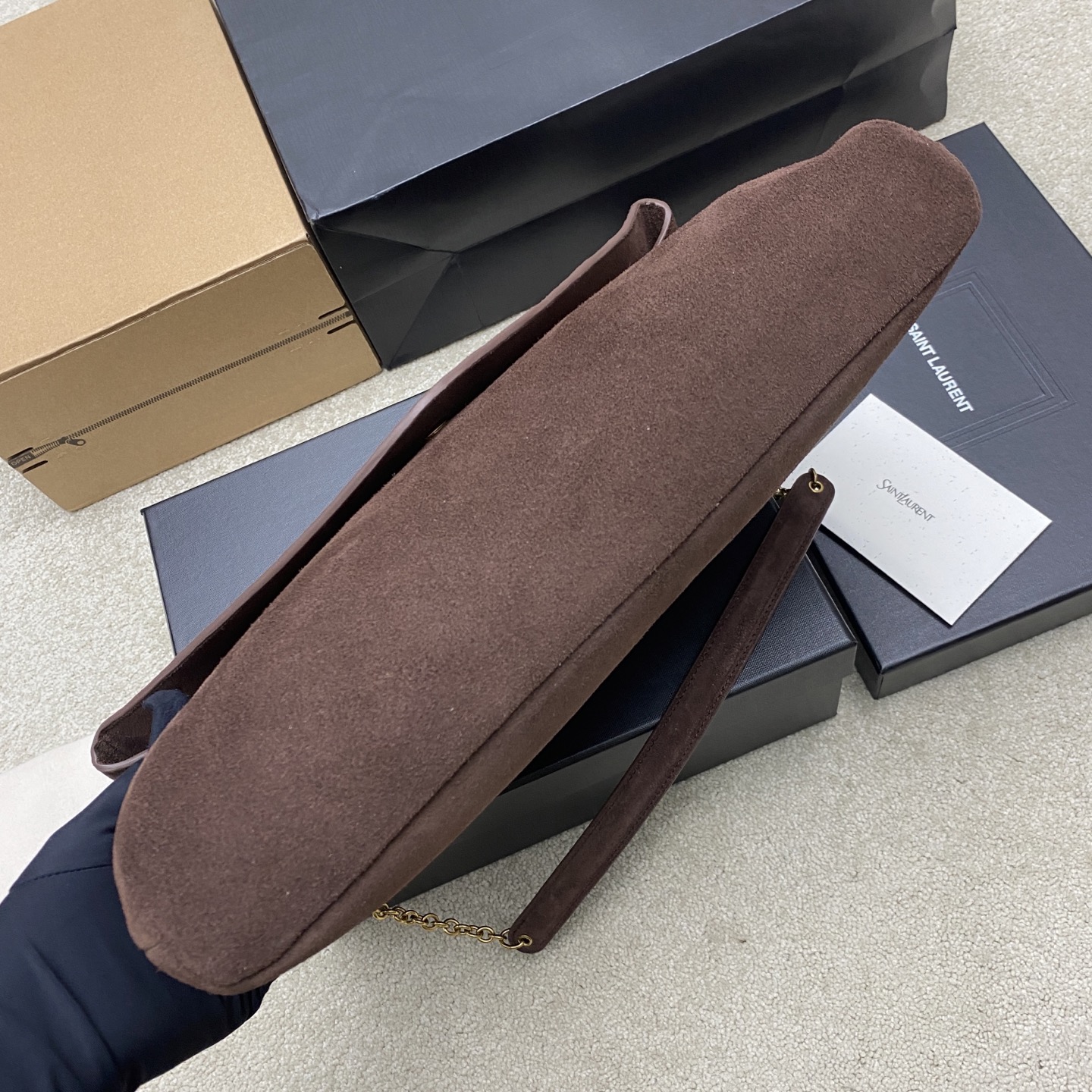 p880。 磨砂咖啡/金
🌈YSL新款envelope超大号信封包来咯！粒面羊皮，纹理感十足！这款包包非常都市风格，腋下包的背斜方式很时尚，包包空间容量很不错哟！
型号：841702【原厂皮】
尺寸：35x22x3-4.2cm
