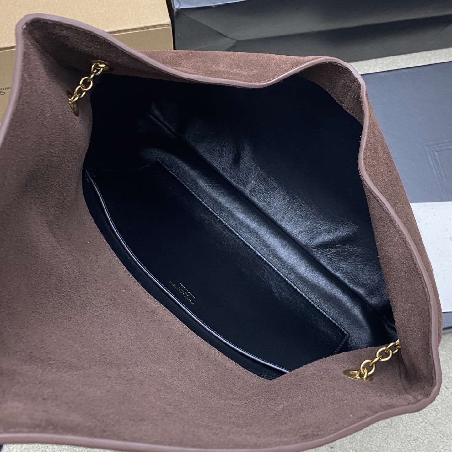 p880。 磨砂咖啡/金
🌈YSL新款envelope超大号信封包来咯！粒面羊皮，纹理感十足！这款包包非常都市风格，腋下包的背斜方式很时尚，包包空间容量很不错哟！
型号：841702【原厂皮】
尺寸：35x22x3-4.2cm
