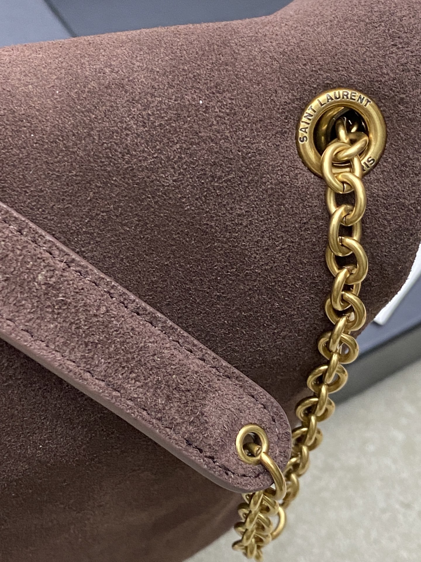 p880。 磨砂咖啡/金
🌈YSL新款envelope超大号信封包来咯！粒面羊皮，纹理感十足！这款包包非常都市风格，腋下包的背斜方式很时尚，包包空间容量很不错哟！
型号：841702【原厂皮】
尺寸：35x22x3-4.2cm
