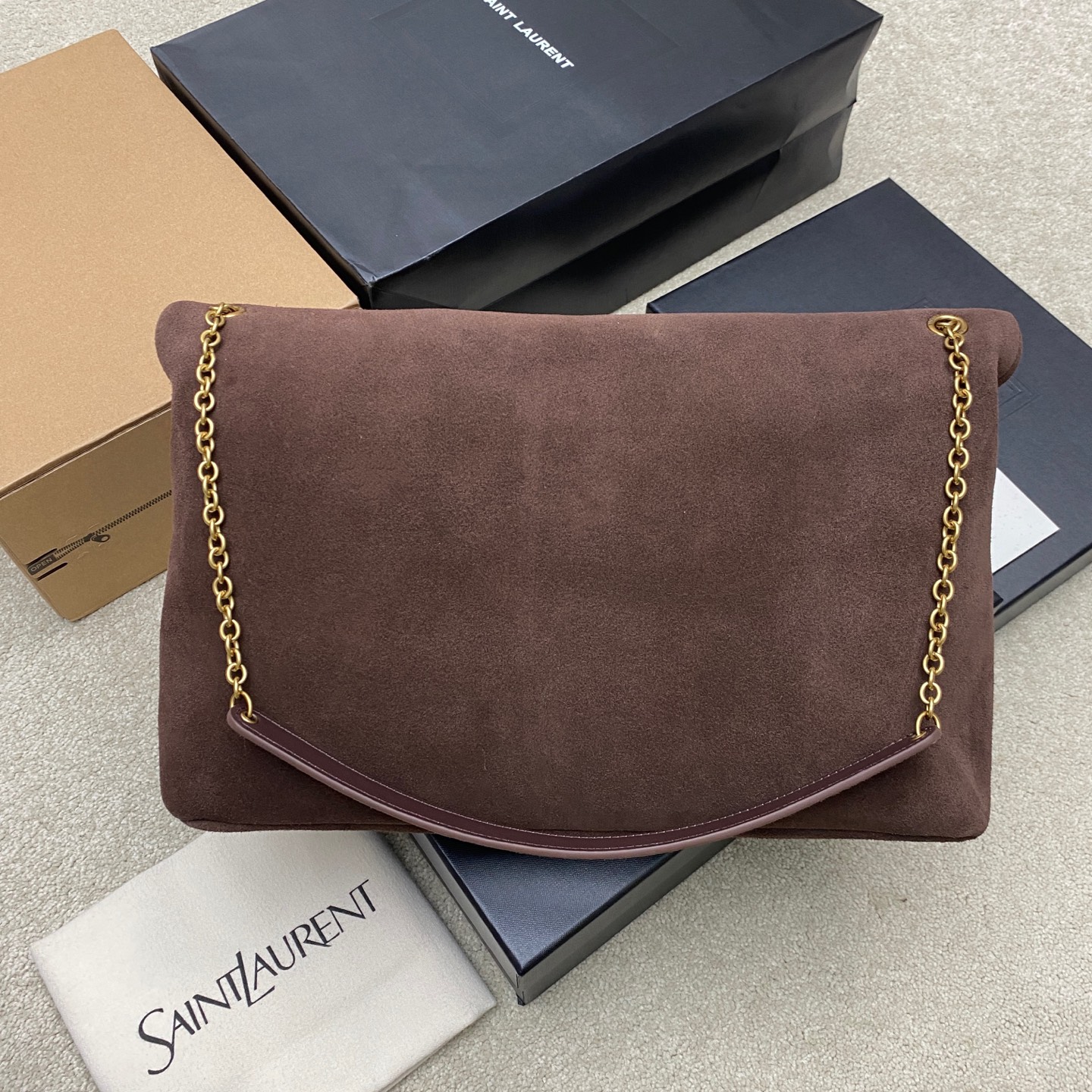 p880。 磨砂咖啡/金
🌈YSL新款envelope超大号信封包来咯！粒面羊皮，纹理感十足！这款包包非常都市风格，腋下包的背斜方式很时尚，包包空间容量很不错哟！
型号：841702【原厂皮】
尺寸：35x22x3-4.2cm
