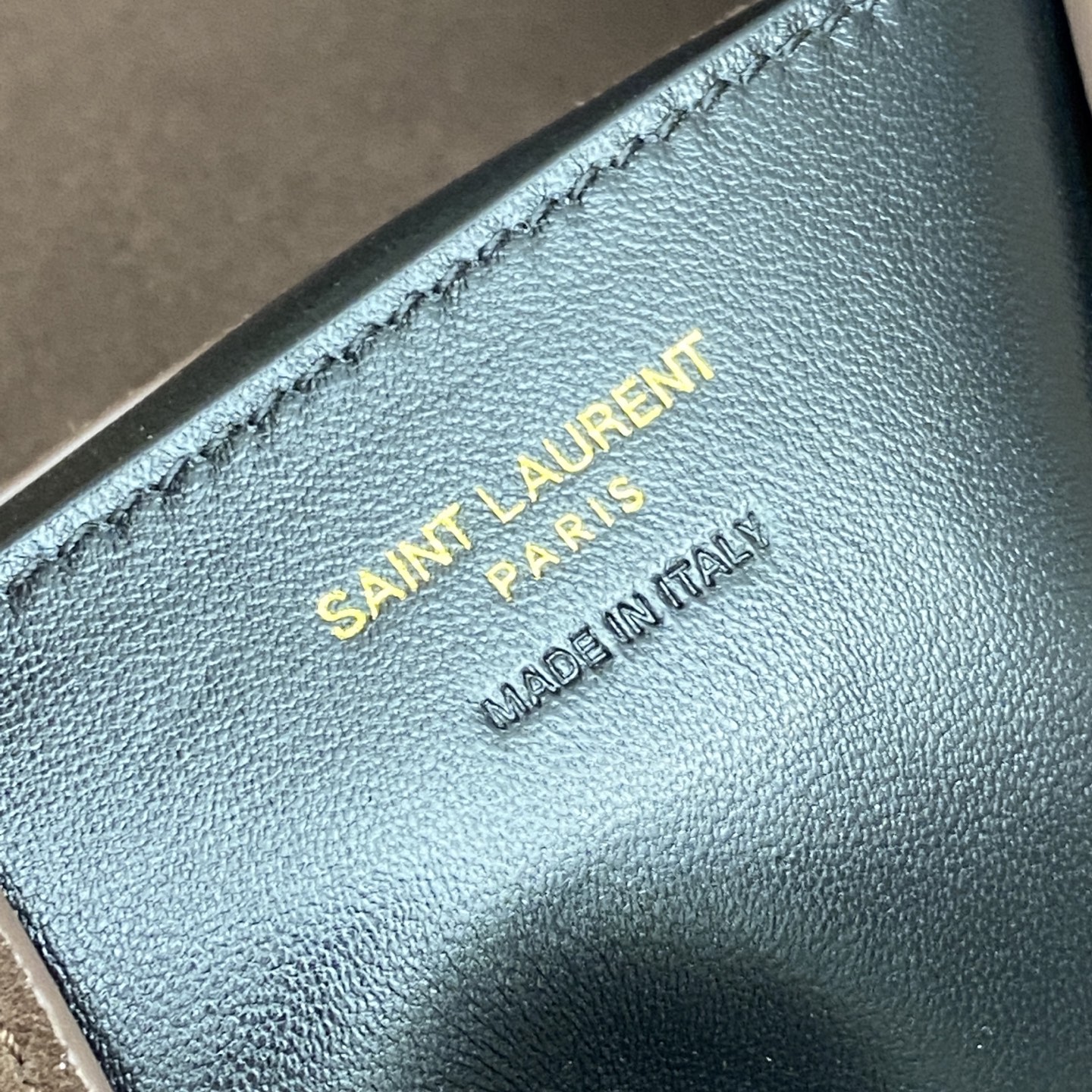 p880。 磨砂咖啡/金
🌈YSL新款envelope超大号信封包来咯！粒面羊皮，纹理感十足！这款包包非常都市风格，腋下包的背斜方式很时尚，包包空间容量很不错哟！
型号：841702【原厂皮】
尺寸：35x22x3-4.2cm
