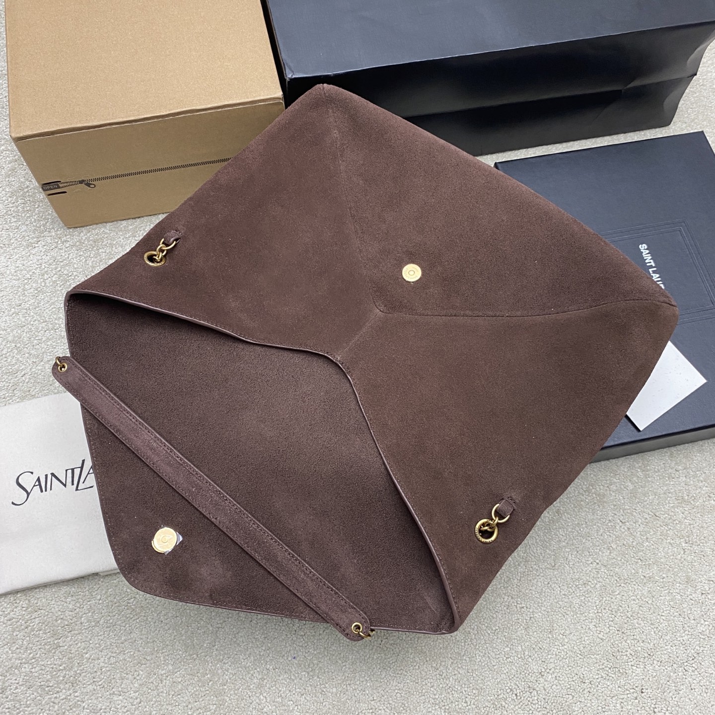 p880。 磨砂咖啡/金
🌈YSL新款envelope超大号信封包来咯！粒面羊皮，纹理感十足！这款包包非常都市风格，腋下包的背斜方式很时尚，包包空间容量很不错哟！
型号：841702【原厂皮】
尺寸：35x22x3-4.2cm
