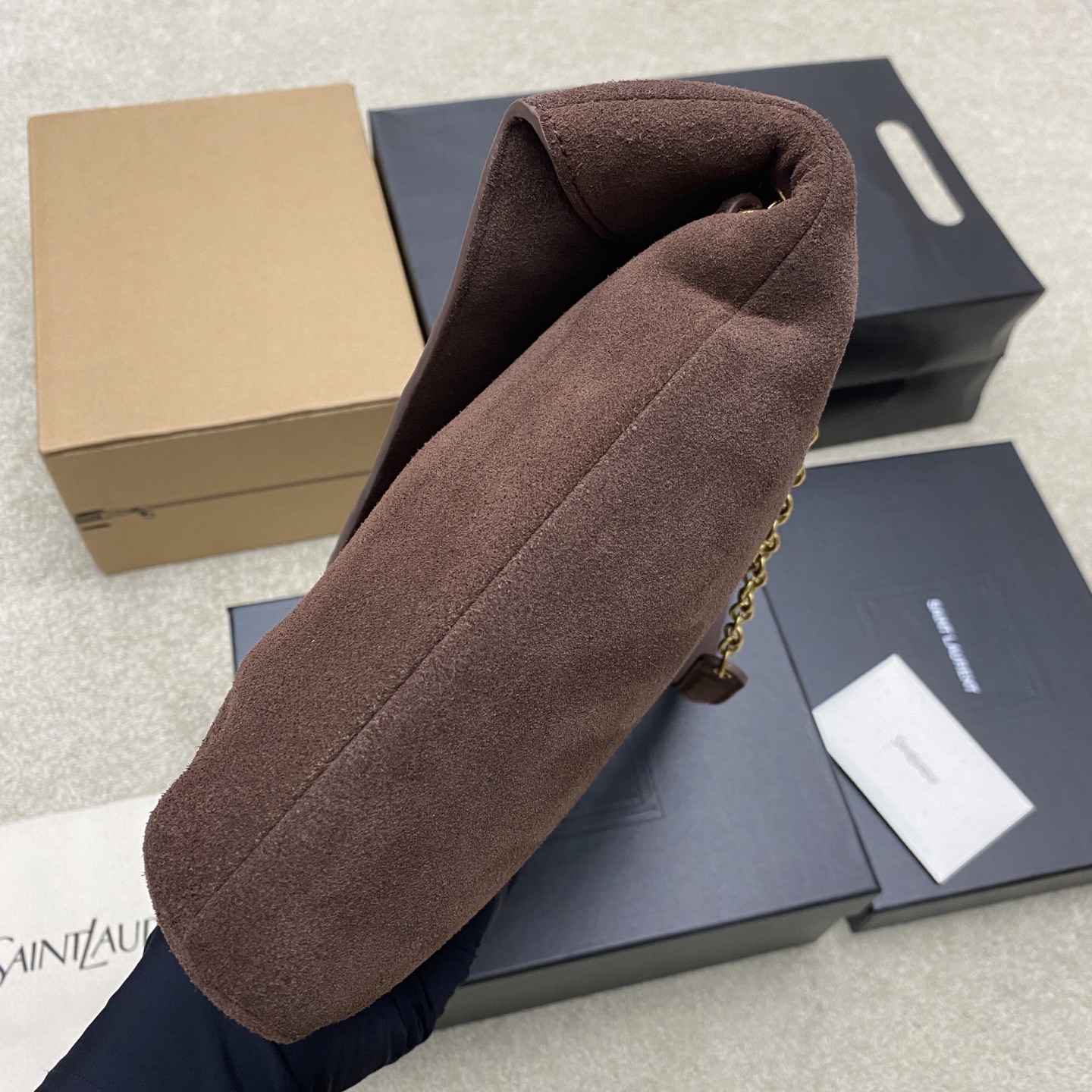 p880。 磨砂咖啡/金
🌈YSL新款envelope超大号信封包来咯！粒面羊皮，纹理感十足！这款包包非常都市风格，腋下包的背斜方式很时尚，包包空间容量很不错哟！
型号：841702【原厂皮】
尺寸：35x22x3-4.2cm
