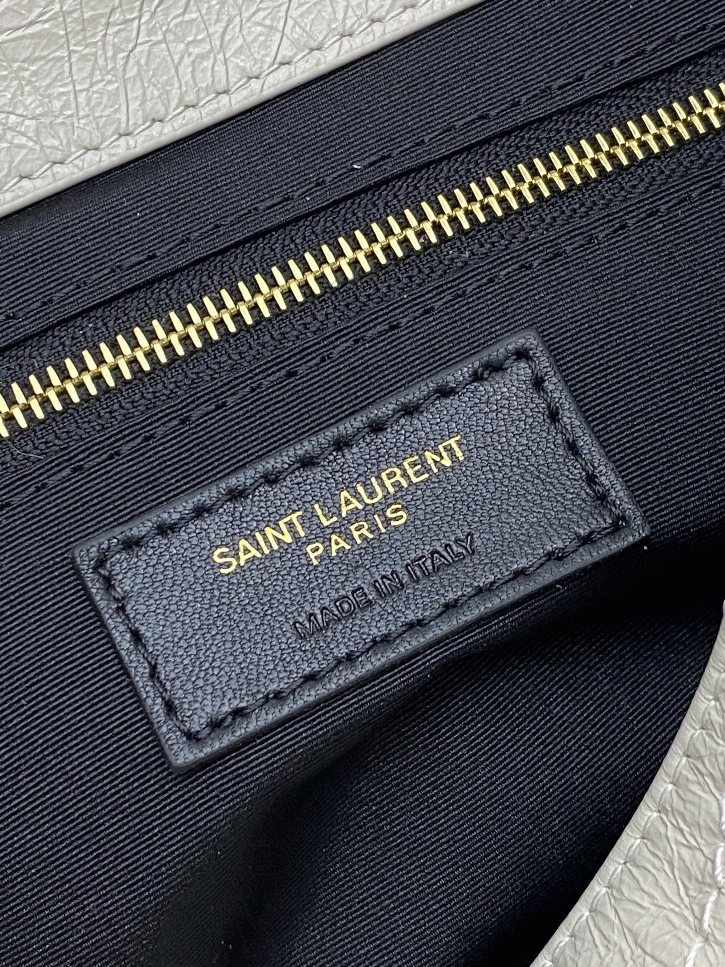 p820。  油腊奶白/金
🌈圣罗兰Niki小号购物袋，黑金配色超有质感！油蜡牛皮材质，表面自然褶皱，手感软糯又耐用。金属链条肩带+YSL标志，复古又时髦，轻便容量刚好，通勤出街都OK！内部磁性按扣+拉链口袋，收纳超方便，手拎肩背随心切换，实用又百搭，是Niki系列热门款！
型号：872680【原厂皮】
尺寸：25x22X10cm