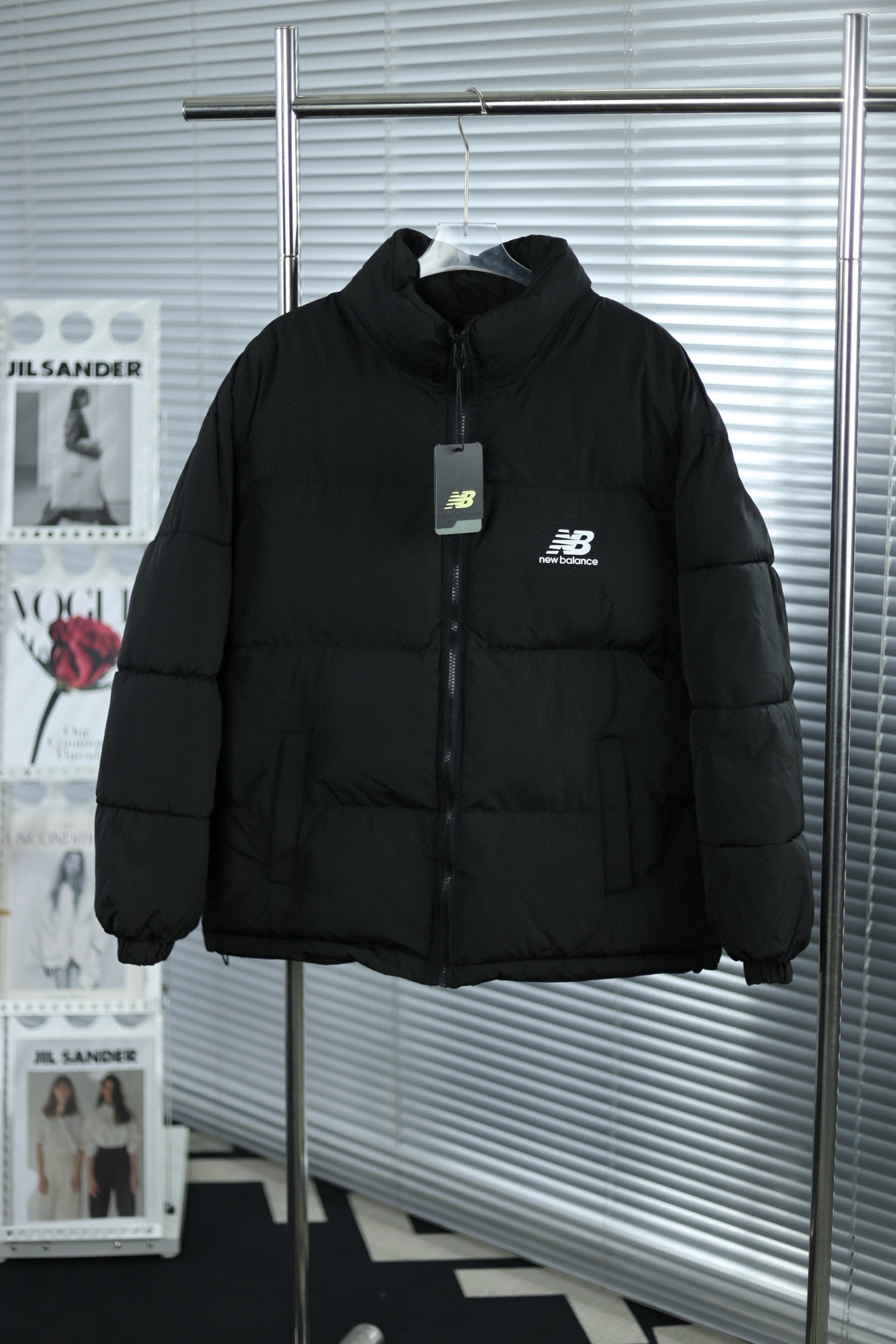 P190💰
💎大货挂拍图💎
【NB短款面包服】
🍩NB新百伦New Balance加棉面包服,内里加棉,超级保暖,经典大方百搭,版型宽松,超级耐看超级厚实的炸街,抗风保暖又好看,四色都超级好看,随意搭配,男女轻松驾驭,墙裂推荐,冲冲冲!
款号:9601#
颜色:黑色 米色 粉色 兰色
尺码:S- M- L- XL- XXL