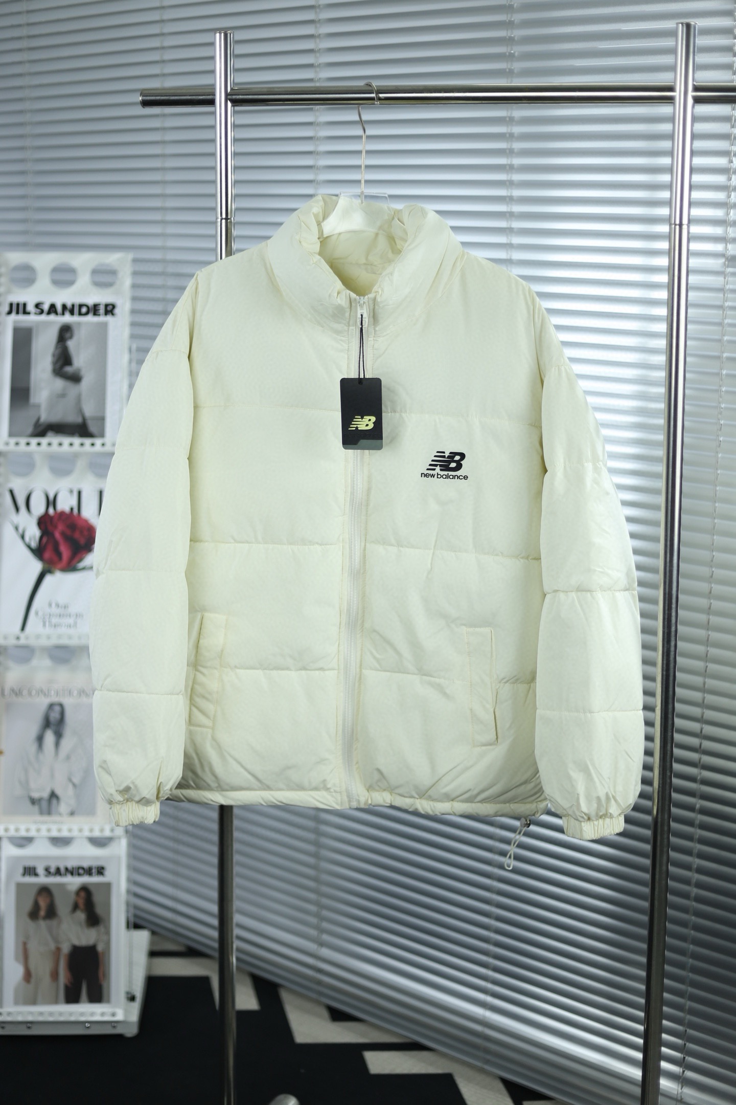 P190💰
💎大货挂拍图💎
【NB短款面包服】
🍩NB新百伦New Balance加棉面包服,内里加棉,超级保暖,经典大方百搭,版型宽松,超级耐看超级厚实的炸街,抗风保暖又好看,四色都超级好看,随意搭配,男女轻松驾驭,墙裂推荐,冲冲冲!
款号:9601#
颜色:黑色 米色 粉色 兰色
尺码:S- M- L- XL- XXL