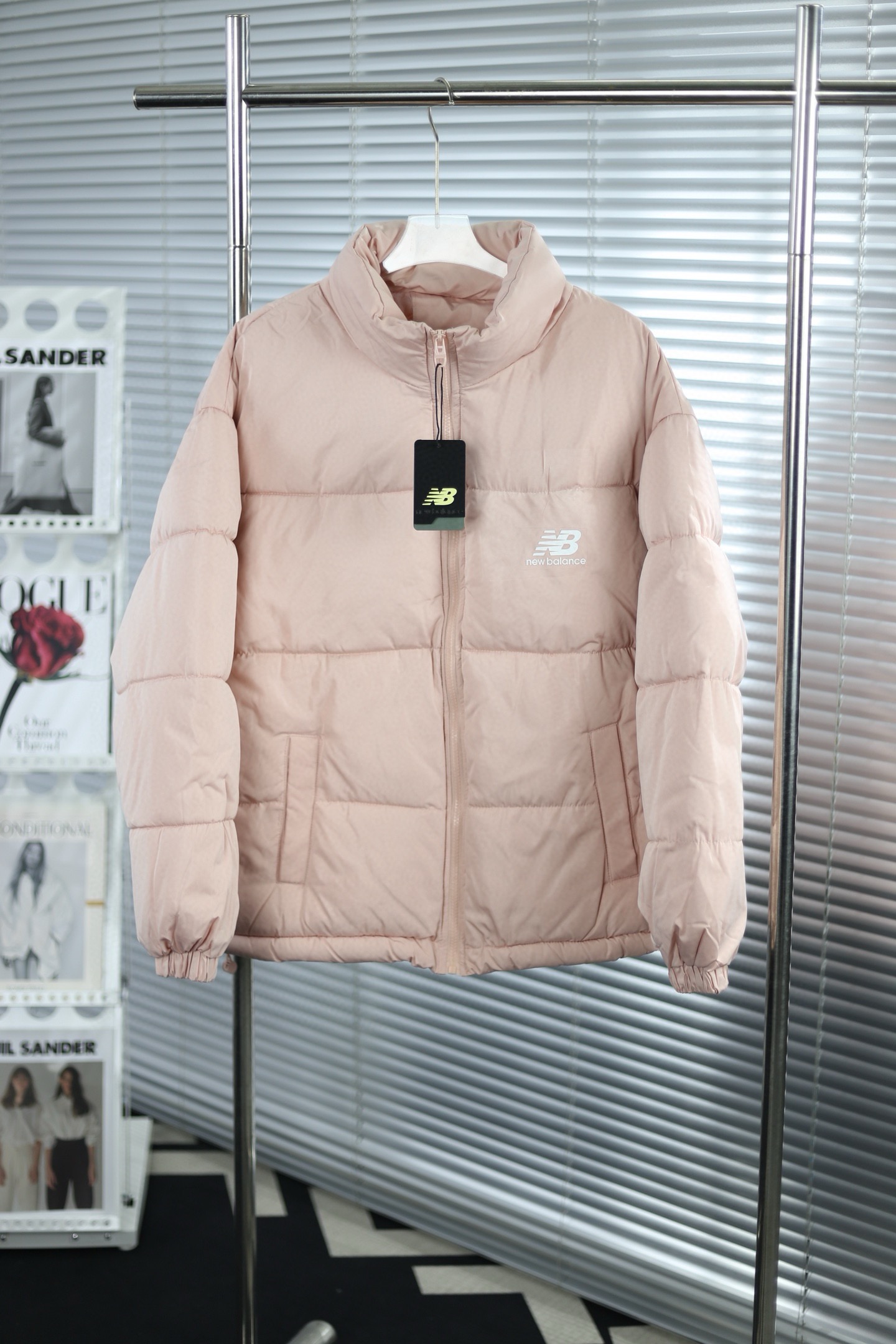 P190💰
💎大货挂拍图💎
【NB短款面包服】
🍩NB新百伦New Balance加棉面包服,内里加棉,超级保暖,经典大方百搭,版型宽松,超级耐看超级厚实的炸街,抗风保暖又好看,四色都超级好看,随意搭配,男女轻松驾驭,墙裂推荐,冲冲冲!
款号:9601#
颜色:黑色 米色 粉色 兰色
尺码:S- M- L- XL- XXL