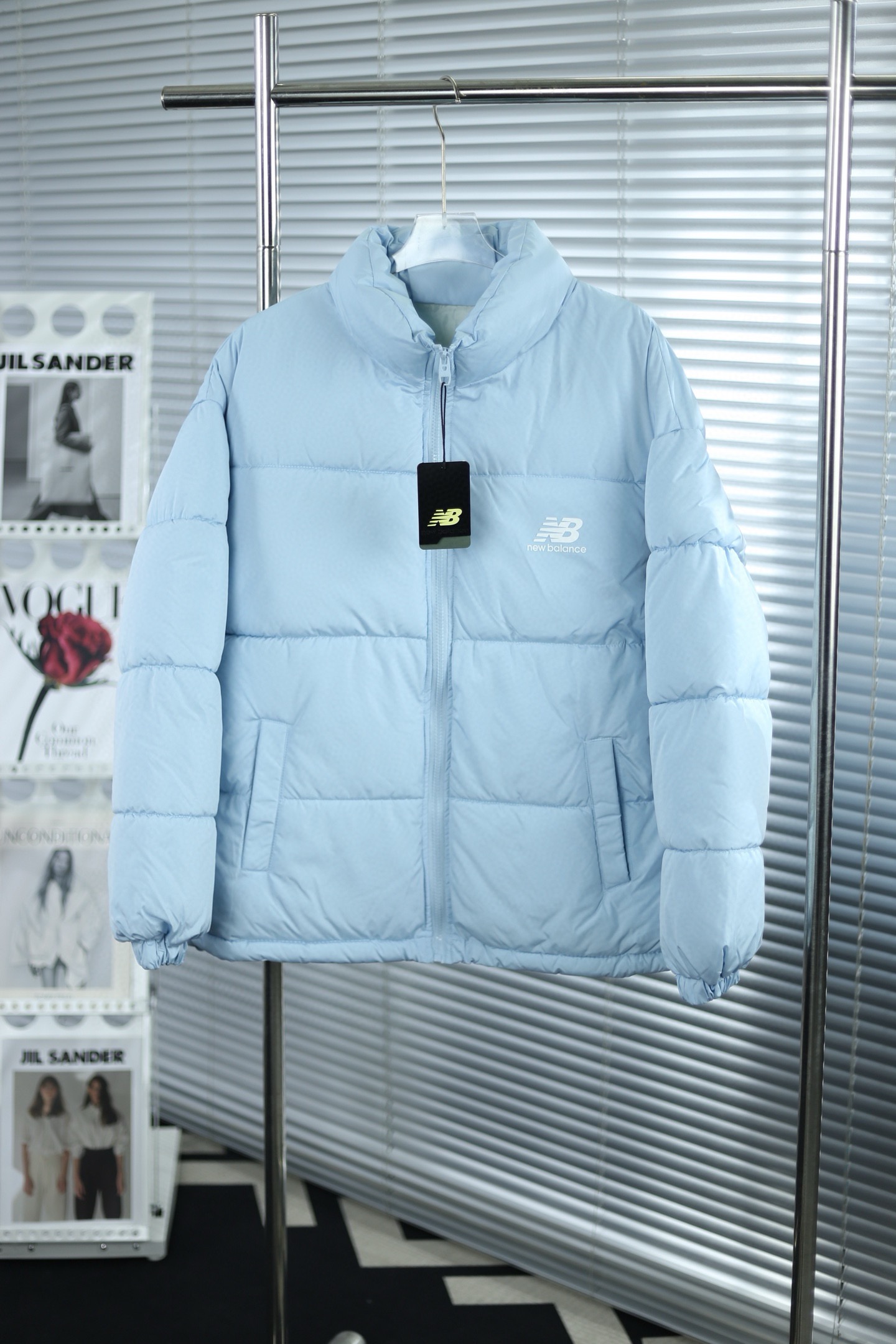 P190💰
💎大货挂拍图💎
【NB短款面包服】
🍩NB新百伦New Balance加棉面包服,内里加棉,超级保暖,经典大方百搭,版型宽松,超级耐看超级厚实的炸街,抗风保暖又好看,四色都超级好看,随意搭配,男女轻松驾驭,墙裂推荐,冲冲冲!
款号:9601#
颜色:黑色 米色 粉色 兰色
尺码:S- M- L- XL- XXL