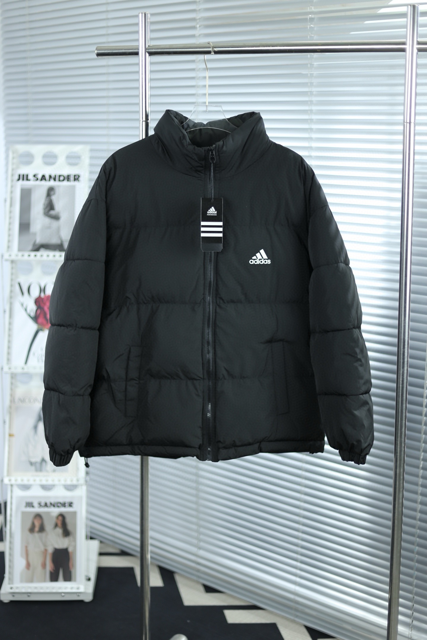 P190💰
💎大货挂拍图💎
2025年冬季新款adidas阿迪达斯立领面包服!男女情侣款保暖效果超好,品质大家放心。而这种货也真的没什么好多说的,你买的放心,我卖的舒心,这种货色也是千载难逢遇到,如果尺码合适你一定要收一件的!厚实又保暖 冬天一件足够!做工精细,内里车工走线非常工整,虽说是 ,但是这款在保暖上绝对不输材质出来的!温暖又百搭~舒适柔软的用料,贴身透气吸汗运动风格的剪裁不仅仅方便穿着,同时还能活动自如不紧绷!
款号:9602#
颜色:黑色 米色 粉色 兰色
尺码:S-M-L-XL-XXL