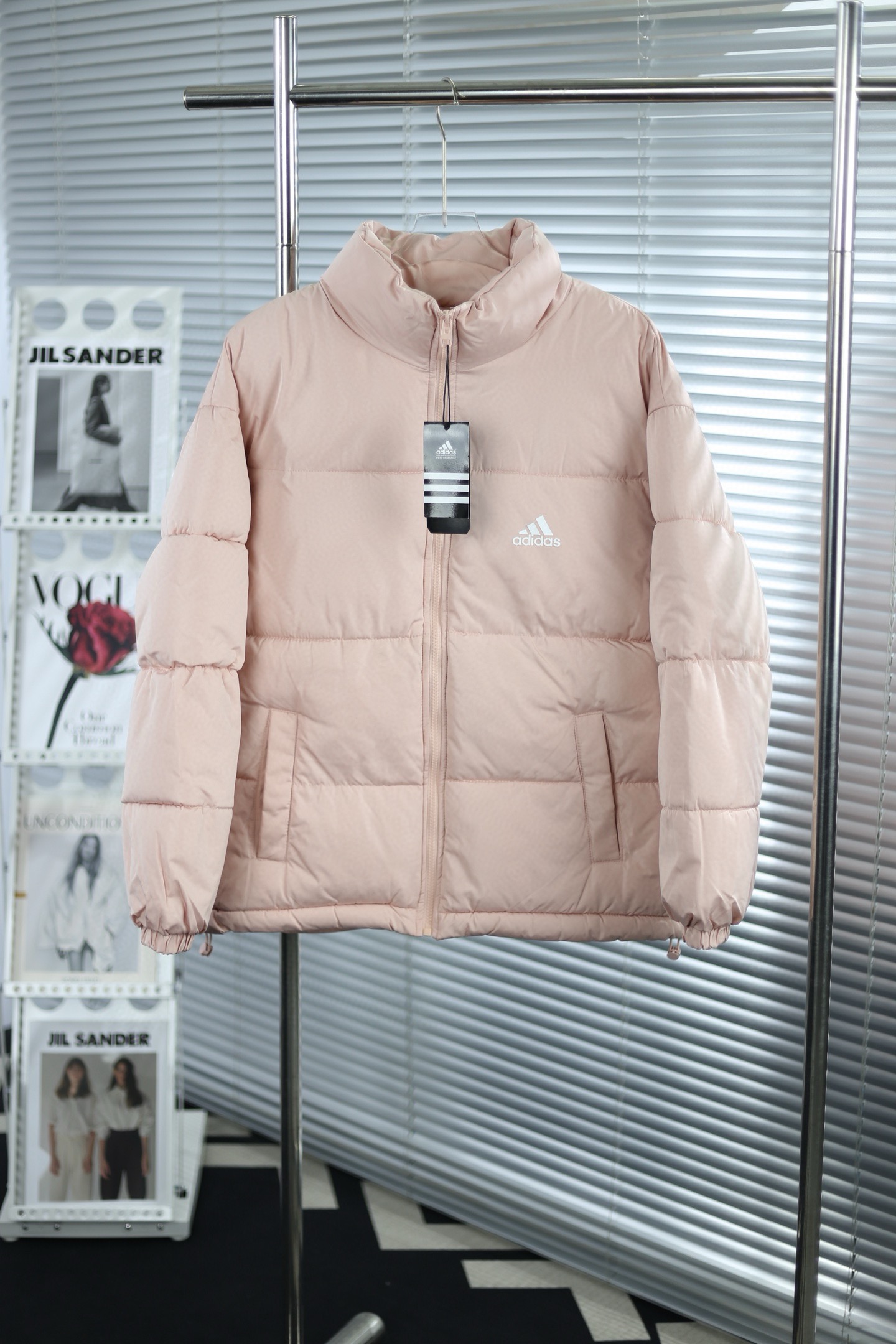 P190💰
💎大货挂拍图💎
2025年冬季新款adidas阿迪达斯立领面包服!男女情侣款保暖效果超好,品质大家放心。而这种货也真的没什么好多说的,你买的放心,我卖的舒心,这种货色也是千载难逢遇到,如果尺码合适你一定要收一件的!厚实又保暖 冬天一件足够!做工精细,内里车工走线非常工整,虽说是 ,但是这款在保暖上绝对不输材质出来的!温暖又百搭~舒适柔软的用料,贴身透气吸汗运动风格的剪裁不仅仅方便穿着,同时还能活动自如不紧绷!
款号:9602#
颜色:黑色 米色 粉色 兰色
尺码:S-M-L-XL-XXL