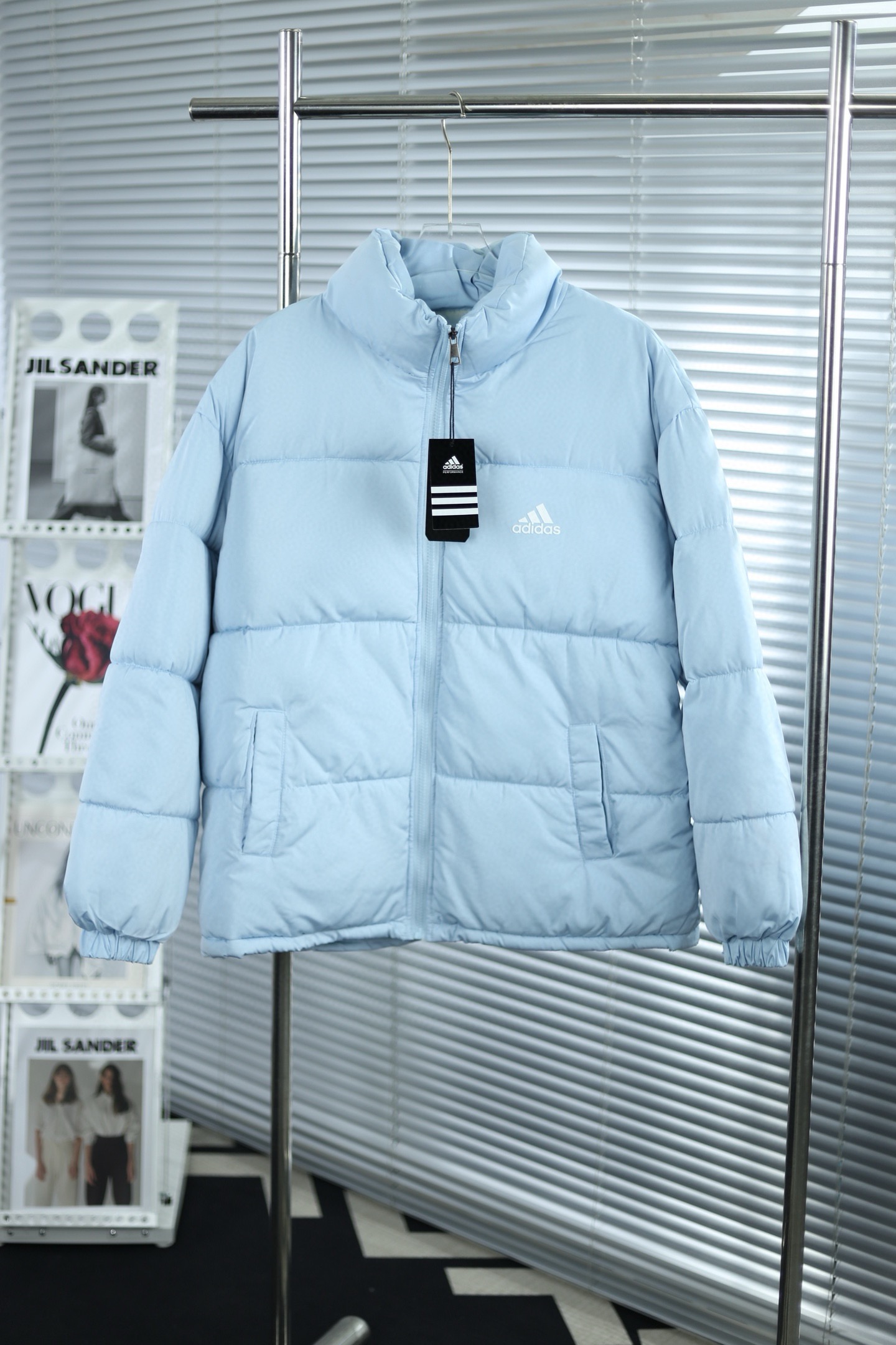 P190💰
💎大货挂拍图💎
2025年冬季新款adidas阿迪达斯立领面包服!男女情侣款保暖效果超好,品质大家放心。而这种货也真的没什么好多说的,你买的放心,我卖的舒心,这种货色也是千载难逢遇到,如果尺码合适你一定要收一件的!厚实又保暖 冬天一件足够!做工精细,内里车工走线非常工整,虽说是 ,但是这款在保暖上绝对不输材质出来的!温暖又百搭~舒适柔软的用料,贴身透气吸汗运动风格的剪裁不仅仅方便穿着,同时还能活动自如不紧绷!
款号:9602#
颜色:黑色 米色 粉色 兰色
尺码:S-M-L-XL-XXL