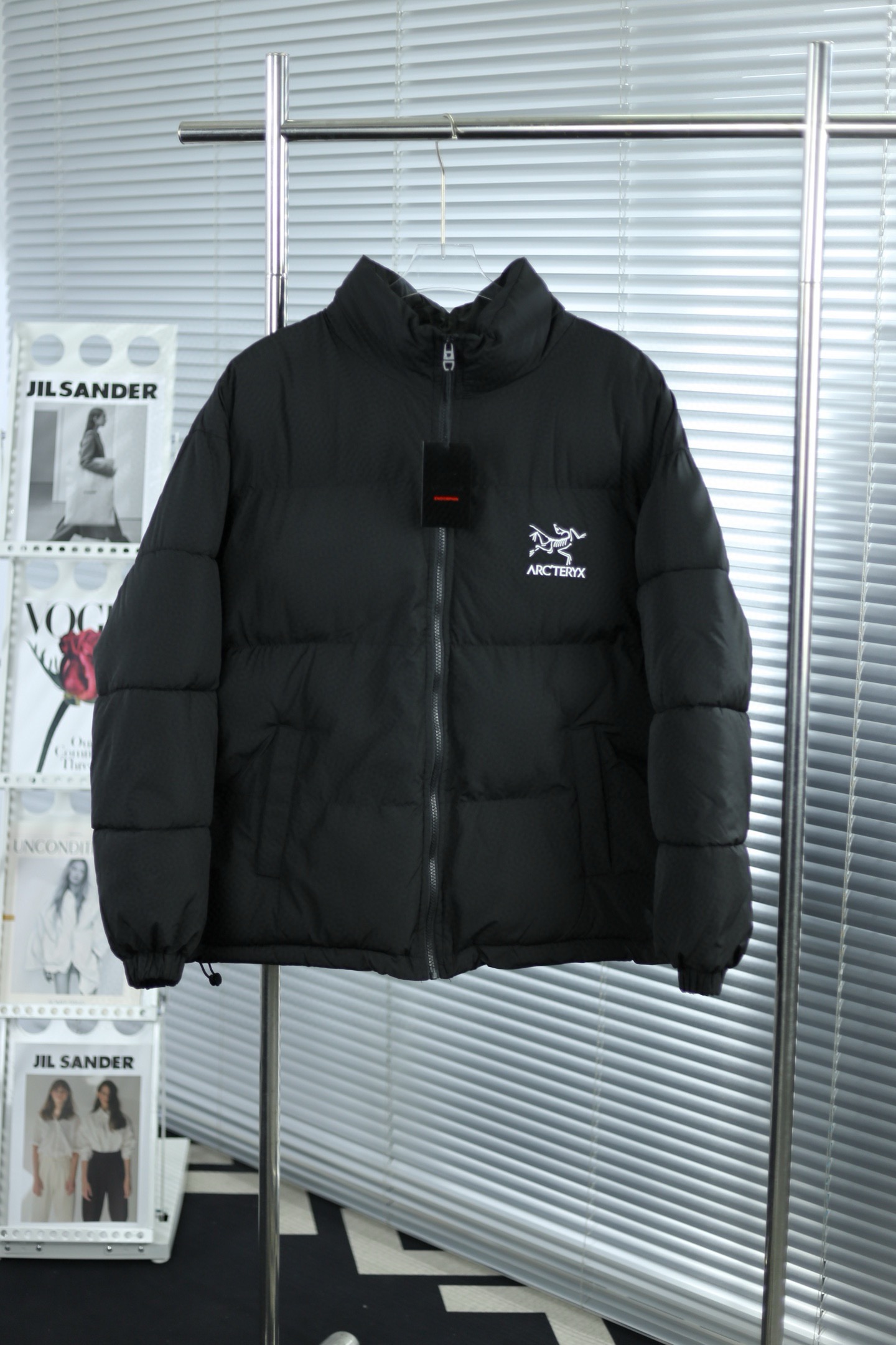 P190💰
💎大货挂拍图💎
2025新款ARC’TERYX 始祖鸟经典短款面包服

官网新款｜超人气单品✅ ｜男女同款👫

暖意满满 定格冬季 当代潮流的不二之选 宽松版型 内里随意搭配 超级显瘦

官网购入制作打版 面料采用柔软牛津 搭配750新疆棉高密度充绒 温暖舒适 宽松版型 提升运动灵活度  还原最真实的百分百质感  原版定制领标吊牌

简洁大方青春时尚高街复古

款号9603#

Color：黑色 米色 粉色

Size：S-M-L-XL-XXL