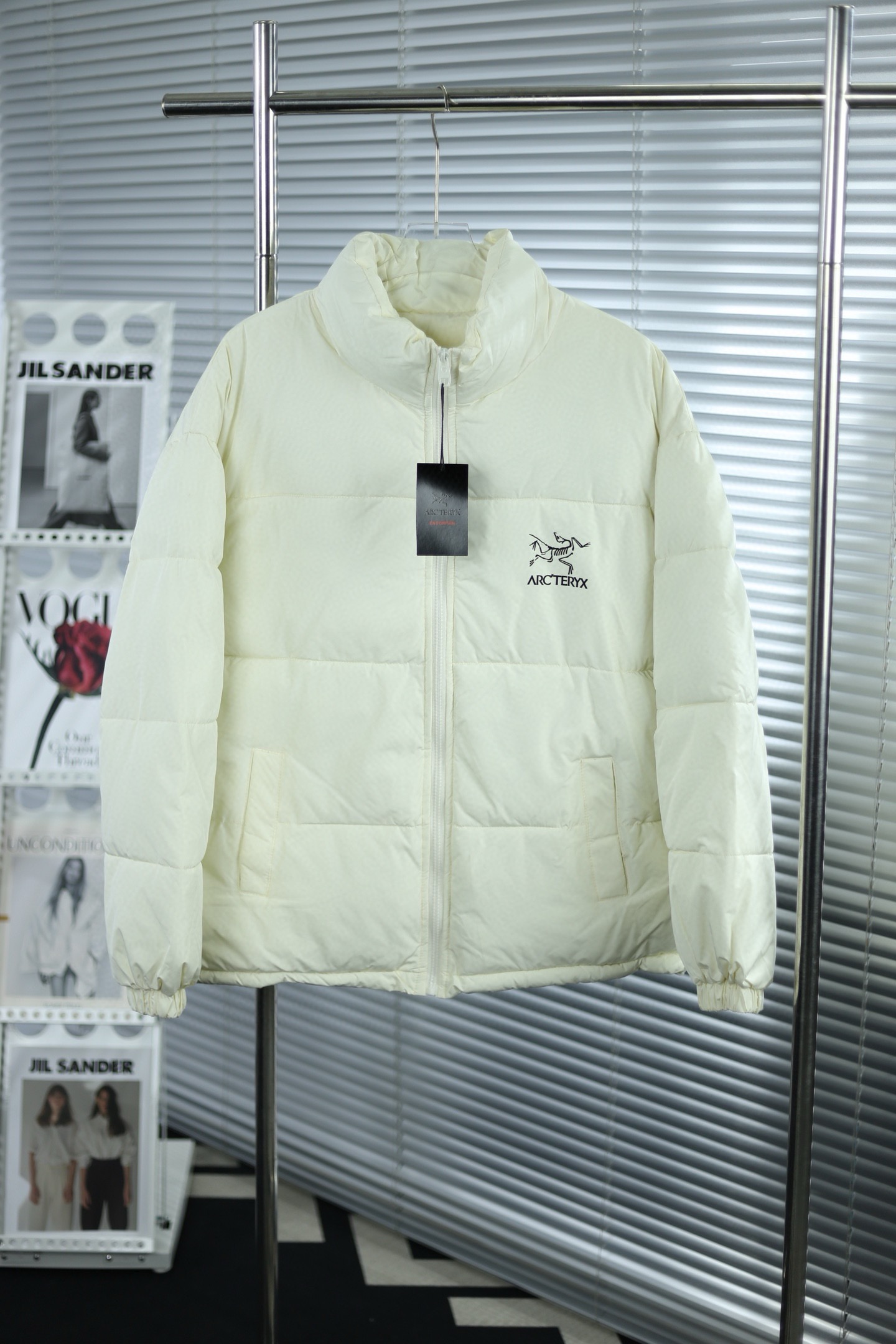 P190💰
💎大货挂拍图💎
2025新款ARC’TERYX 始祖鸟经典短款面包服

官网新款｜超人气单品✅ ｜男女同款👫

暖意满满 定格冬季 当代潮流的不二之选 宽松版型 内里随意搭配 超级显瘦

官网购入制作打版 面料采用柔软牛津 搭配750新疆棉高密度充绒 温暖舒适 宽松版型 提升运动灵活度  还原最真实的百分百质感  原版定制领标吊牌

简洁大方青春时尚高街复古

款号：9603#
                                    
Color：黑色 米色 粉色

Size：S-M-L-XL-XXL