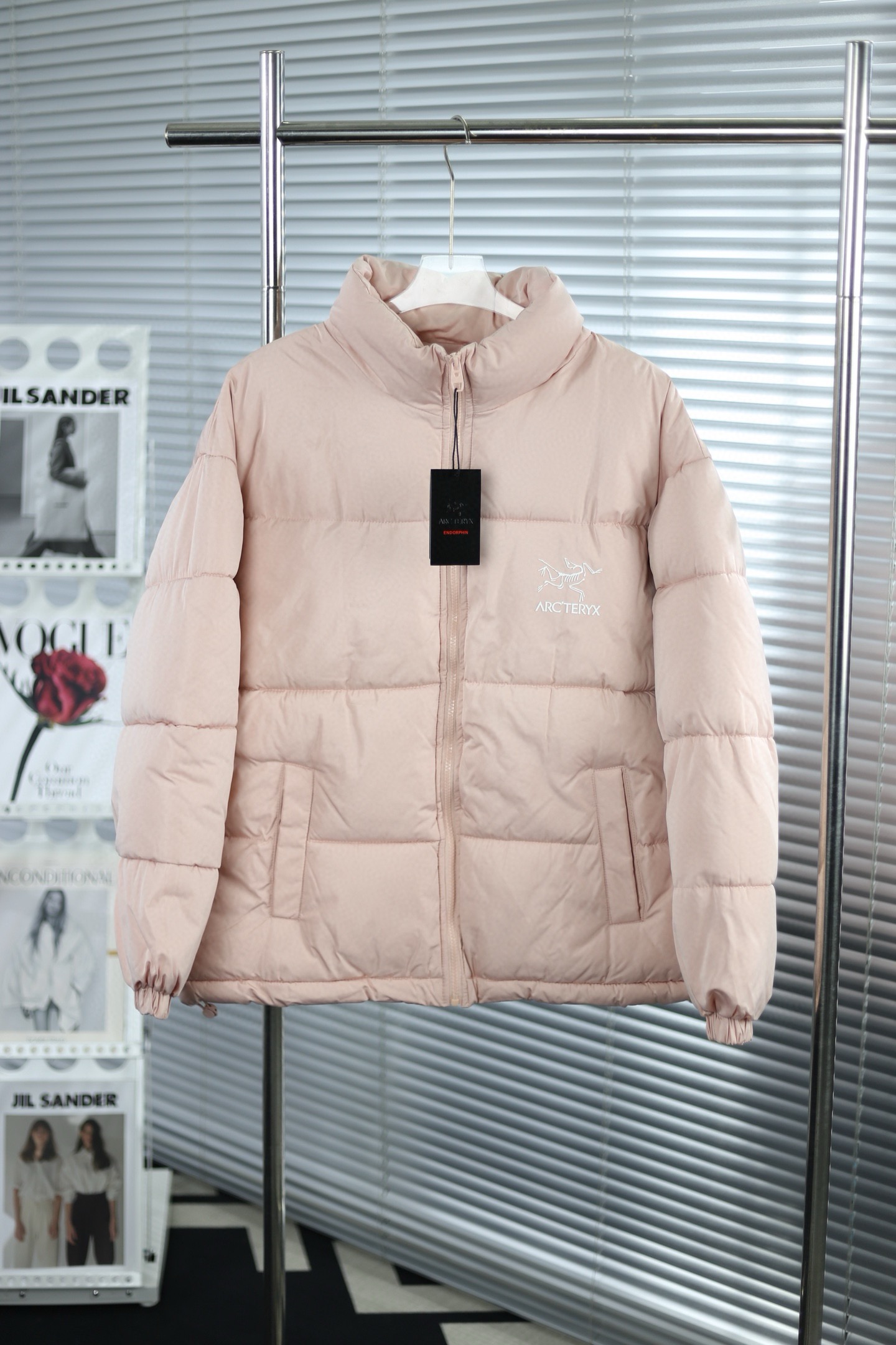 P190💰
💎大货挂拍图💎
2025新款ARC’TERYX 始祖鸟经典短款面包服

官网新款｜超人气单品✅ ｜男女同款👫

暖意满满 定格冬季 当代潮流的不二之选 宽松版型 内里随意搭配 超级显瘦

官网购入制作打版 面料采用柔软牛津 搭配750新疆棉高密度充绒 温暖舒适 宽松版型 提升运动灵活度  还原最真实的百分百质感  原版定制领标吊牌

简洁大方青春时尚高街复古

款号：9603#
                                    
Color：黑色 米色 粉色

Size：S-M-L-XL-XXL