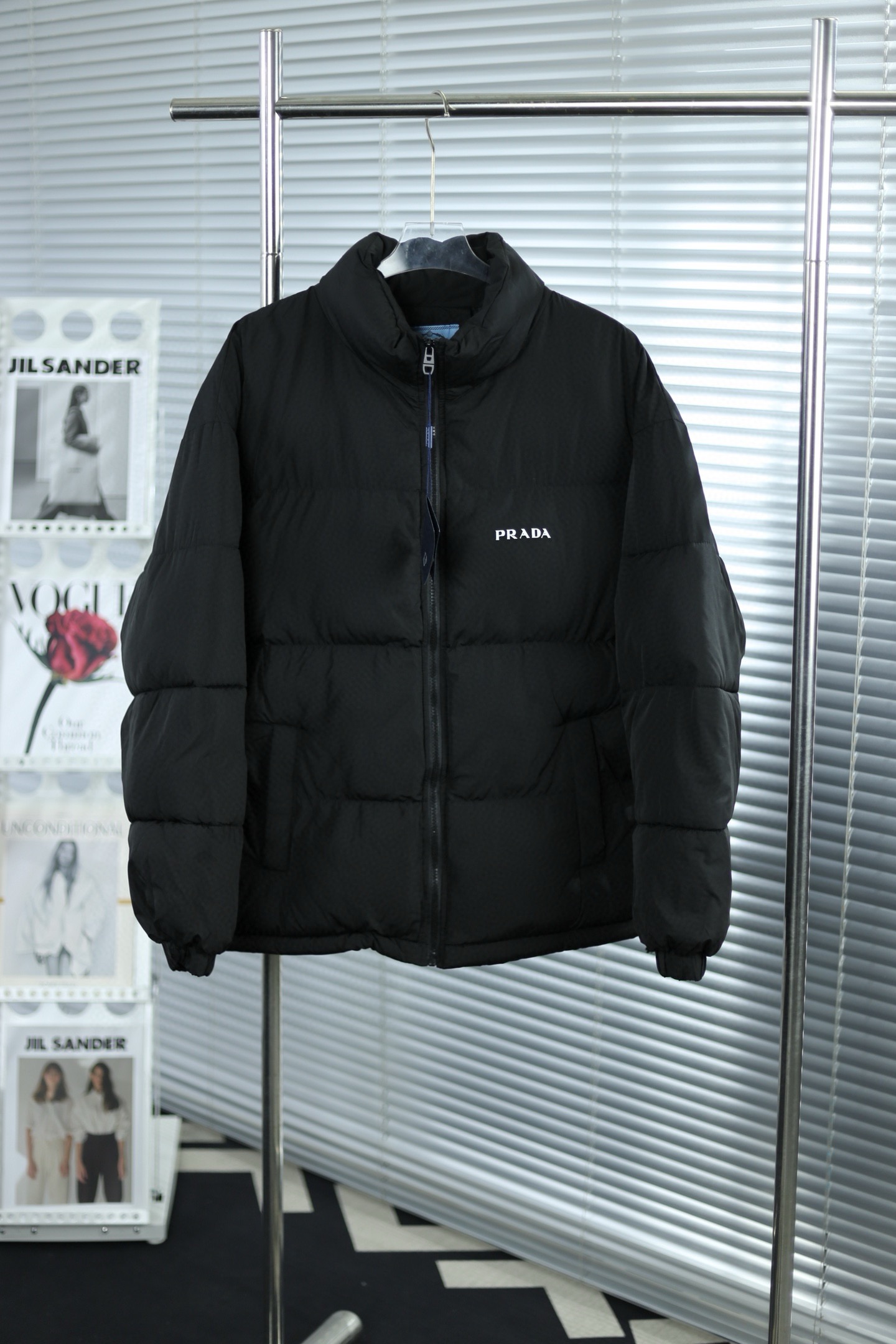 P190💰
💎大货挂拍图💎
2025新款PRADA普拉达经典短款面包服

官网新款｜超人气单品✅ ｜男女同款👫

暖意满满 定格冬季 当代潮流的不二之选 宽松版型 内里随意搭配 超级显瘦

官网购入制作打版 面料采用柔软牛津 搭配750新疆棉高密度充绒 温暖舒适 宽松版型 提升运动灵活度  还原最真实的百分百质感  原版定制领标吊牌

简洁大方青春时尚高街复古

款号：9604#
                                    
Color：黑色 米色 

Size：S-M-L-XL-XXL