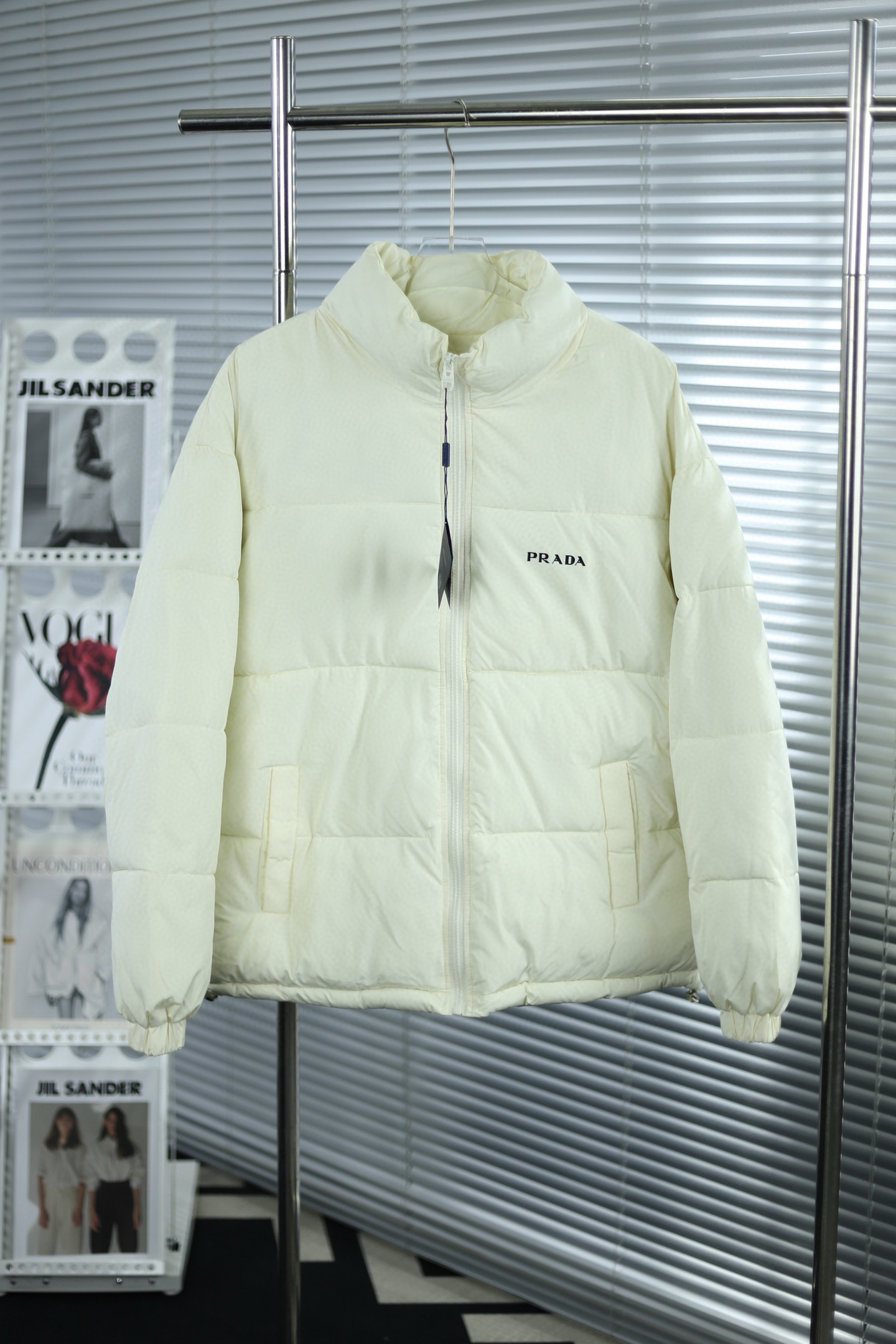 P190💰
💎大货挂拍图💎
2025新款PRADA普拉达经典短款面包服

官网新款｜超人气单品✅ ｜男女同款👫

暖意满满 定格冬季 当代潮流的不二之选 宽松版型 内里随意搭配 超级显瘦

官网购入制作打版 面料采用柔软牛津 搭配750新疆棉高密度充绒 温暖舒适 宽松版型 提升运动灵活度  还原最真实的百分百质感  原版定制领标吊牌

简洁大方青春时尚高街复古

款号：9604
                                    
Color：黑色 米色 

Size：S-M-L-XL-XXL