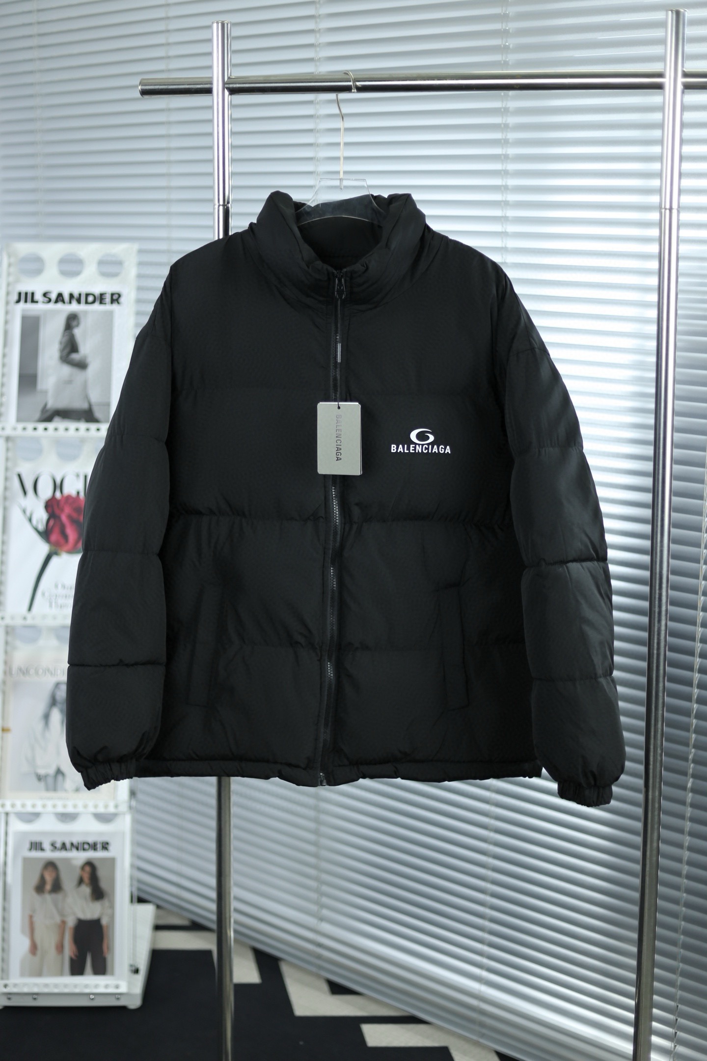 💎大货挂拍图💎 2025新款BALENCIAGA巴黎世家经典短款面包服 官网新款|超人气单品✅ |男女同款👫 暖意满满 定格冬季 当代潮流的不二之选 宽松版型 内里随意搭配 超级显瘦 官网购入制作打版 面料采用柔软牛津 搭配750新疆棉高密度充绒 温暖舒适 宽松版型 提升运动灵活度 还原最真实的百分百质感 原版定制领标吊牌 简洁大方青春时尚高街复古 款号:9606# Color:黑色 米色