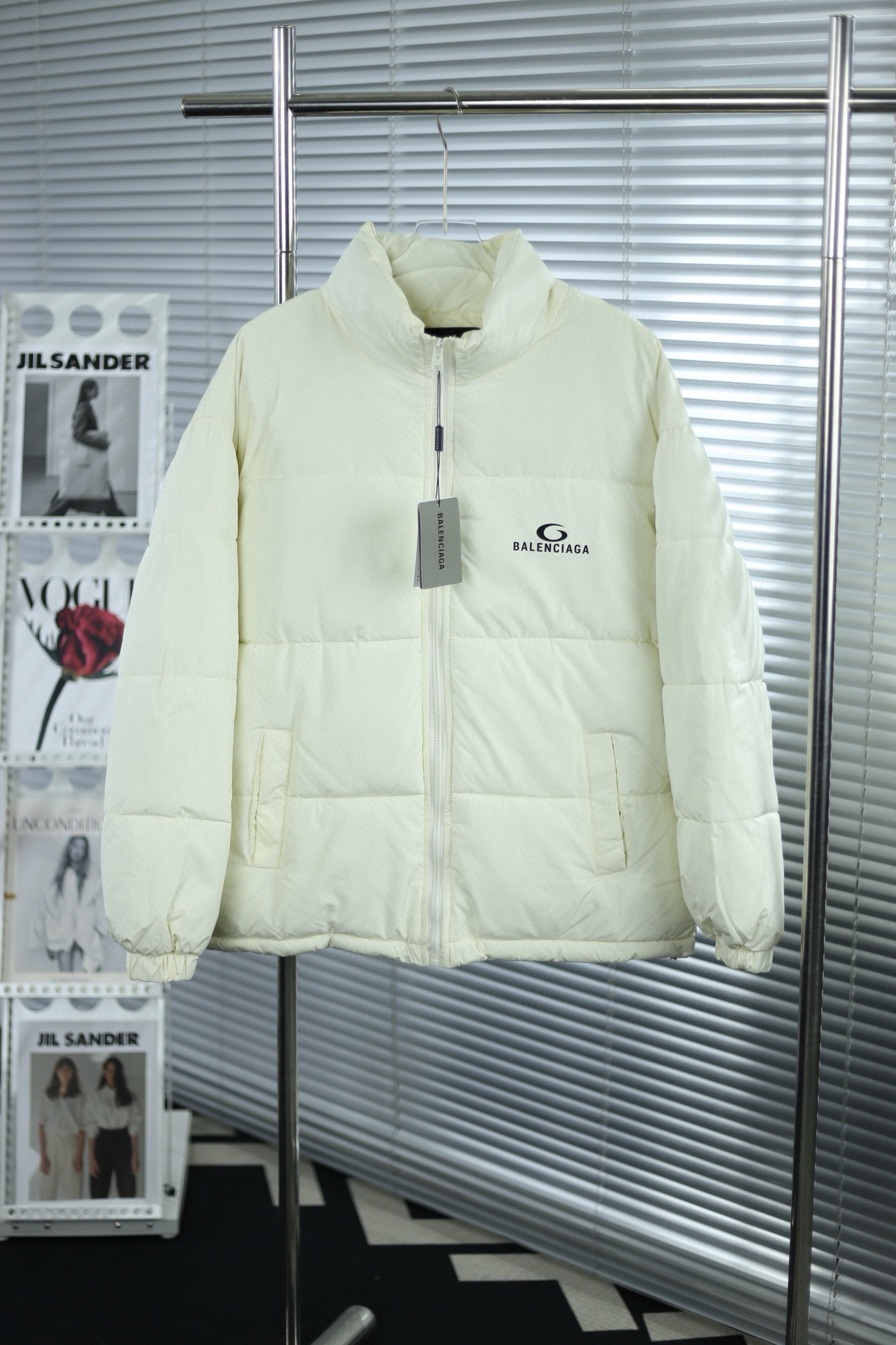 💎大货挂拍图💎 2025新款BALENCIAGA巴黎世家经典短款面包服 官网新款|超人气单品✅ |男女同款👫 暖意满满 定格冬季 当代潮流的不二之选 宽松版型 内里随意搭配 超级显瘦 官网购入制作打版 面料采用柔软牛津 搭配750新疆棉高密度充绒 温暖舒适 宽松版型 提升运动灵活度 还原最真实的百分百质感 原版定制领标吊牌 简洁大方青春时尚高街复古 款号:9606# Color:黑色 米色