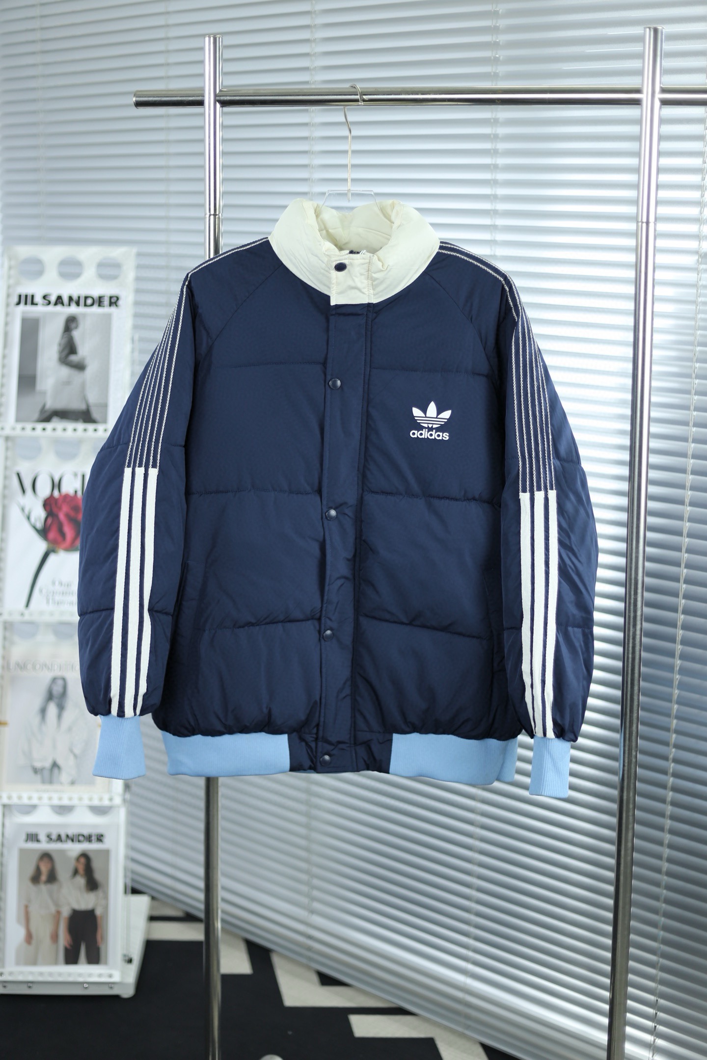 P190💰
💎大货挂拍图💎
2025新款adidas三叶草经典短款面包服
官网新款|超人气单品✅ |男女同款👫
暖意满满 定格冬季 当代潮流的不二之选 宽松版型 内里随意搭配 超级显瘦
官网购入制作打版 面料采用柔软牛津 搭配750新疆棉高密度充绒 温暖舒适 宽松版型 提升运动灵活度 还原最真实的百分百质感 原版定制领标吊牌
简洁大方青春时尚高街复古
款号:9607#
Color:藏青 粉色 灰色
Size:S-M-L-XL-XXL