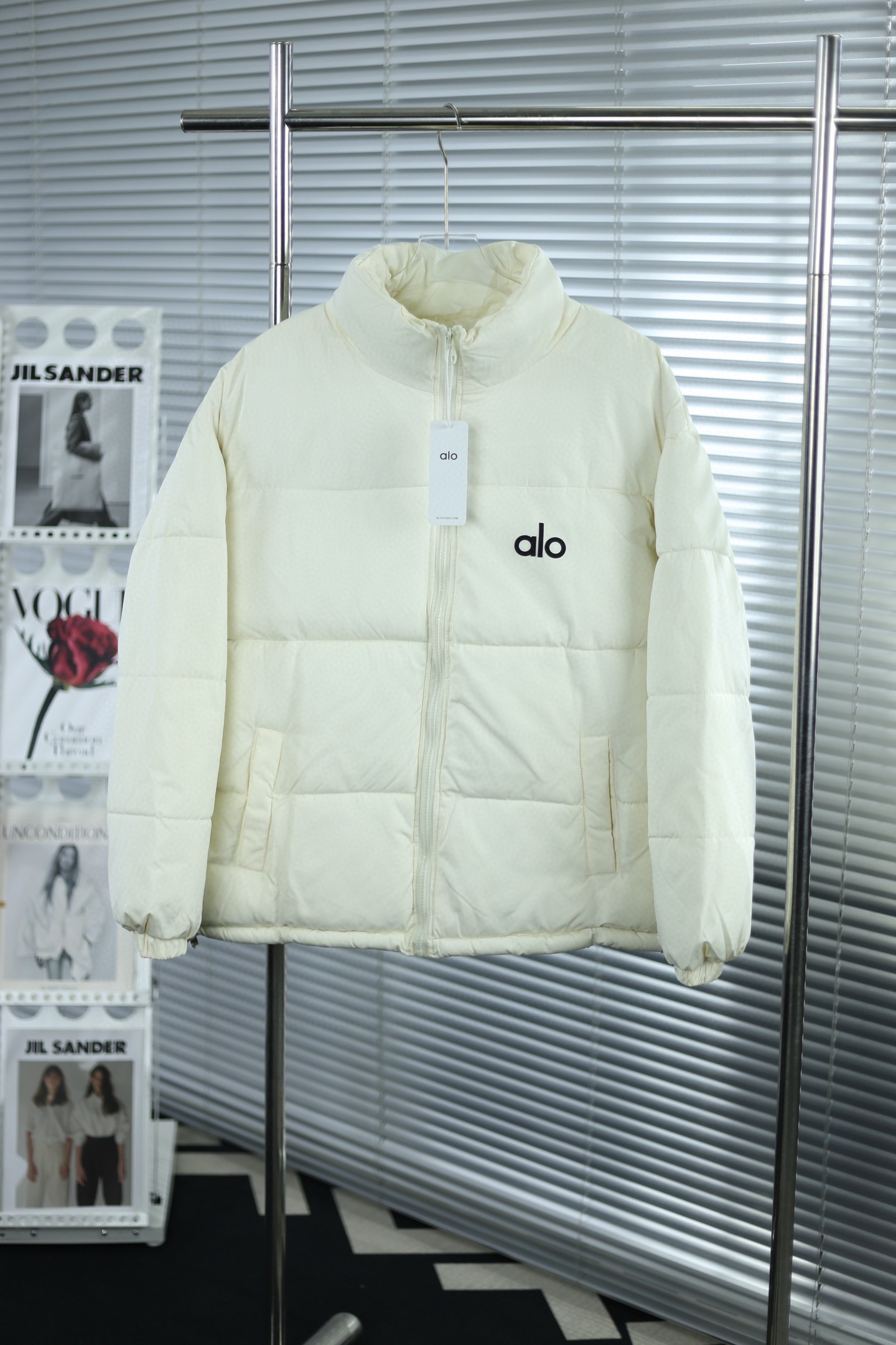 P190💰
💎大货挂版图💎
2025新款alo经典短款面包服

官网新款｜超人气单品✅ ｜男女同款👫

暖意满满 定格冬季 当代潮流的不二之选 宽松版型 内里随意搭配 超级显瘦

官网购入制作打版 面料采用柔软牛津 搭配750新疆棉高密度充绒 温暖舒适 宽松版型 提升运动灵活度  还原最真实的百分百质感  原版定制领标吊牌

简洁大方青春时尚高街复古

款号：9609#
                                    
Color：黑色 米色

Size：S-M-L-XL-XXL