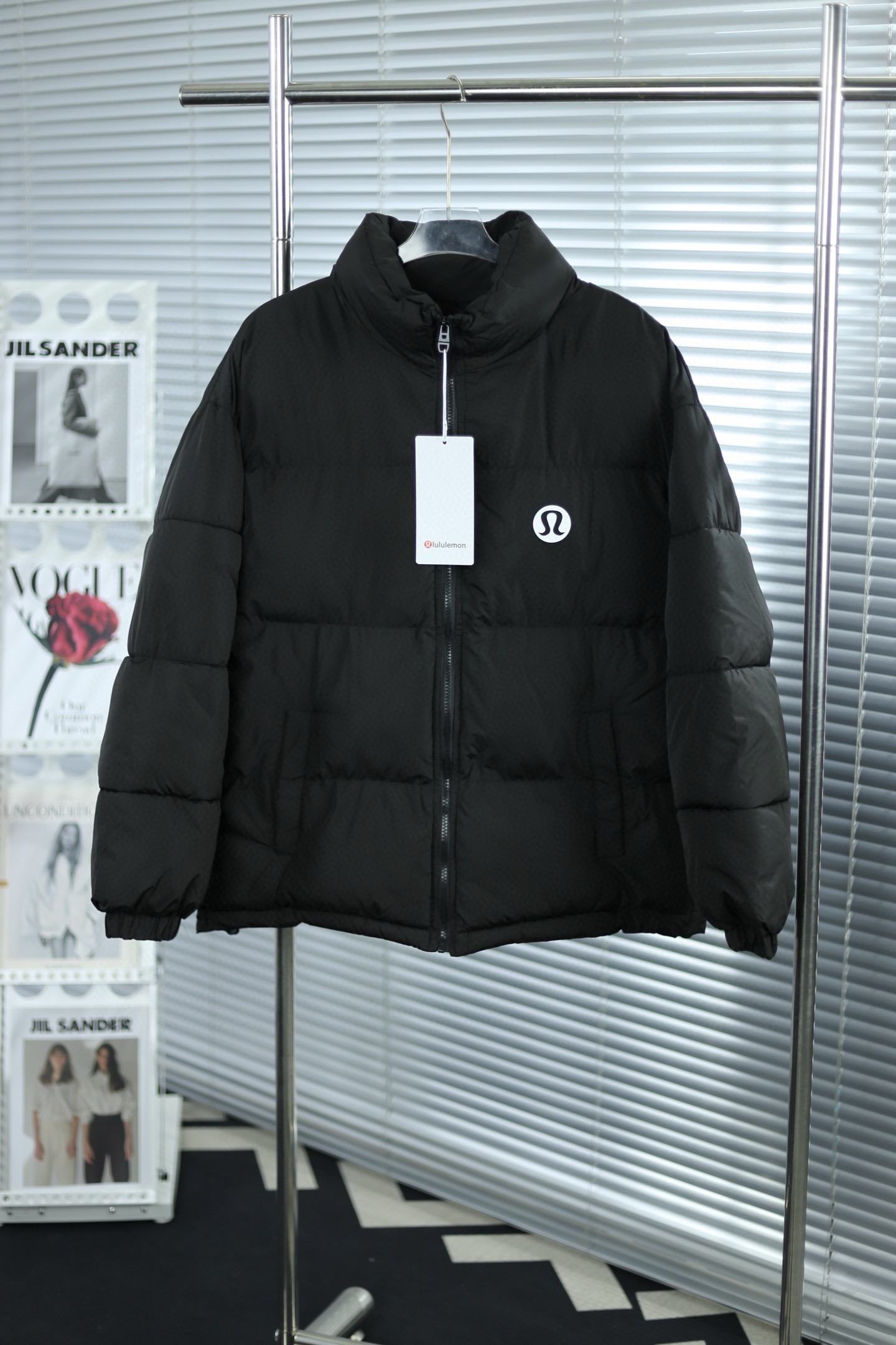 💎大货挂拍图💎 2025新款lululemon经典短款面包服 官网新款|超人气单品✅ |男女同款👫 暖意满满 定格冬季 当代潮流的不二之选 宽松版型 内里随意搭配 超级显瘦 官网购入制作打版 面料采用柔软牛津 搭配750新疆棉高密度充绒 温暖舒适 宽松版型 提升运动灵活度 还原最真实的百分百质感 原版定制领标吊牌 简洁大方青春时尚高街复古 款号:9610# Color:黑色 米色 粉色 蓝色
