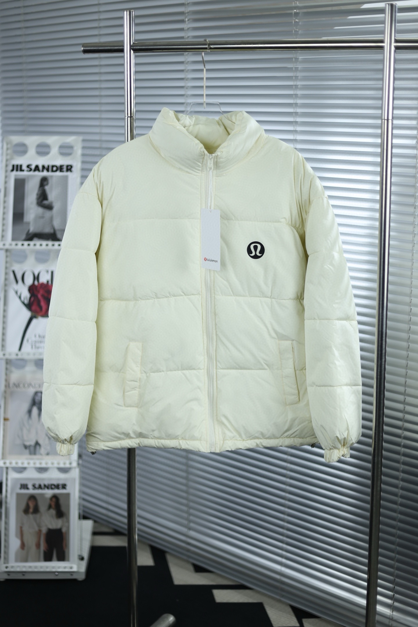 💎大货挂拍图💎 2025新款lululemon经典短款面包服 官网新款|超人气单品✅ |男女同款👫 暖意满满 定格冬季 当代潮流的不二之选 宽松版型 内里随意搭配 超级显瘦 官网购入制作打版 面料采用柔软牛津 搭配750新疆棉高密度充绒 温暖舒适 宽松版型 提升运动灵活度 还原最真实的百分百质感 原版定制领标吊牌 简洁大方青春时尚高街复古 款号:9610# Color:黑色 米色 粉色 蓝色