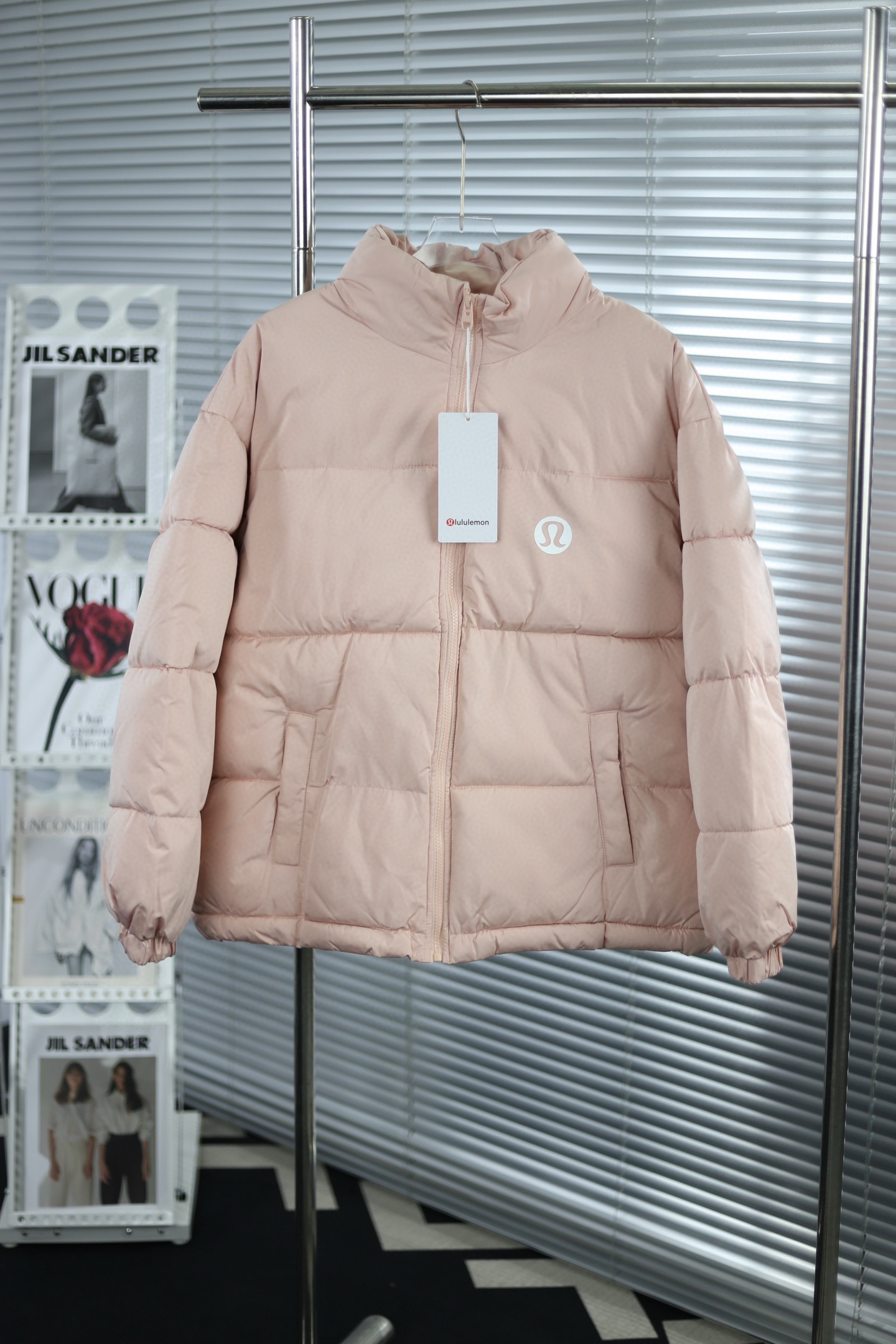 💎大货挂拍图💎 2025新款lululemon经典短款面包服 官网新款|超人气单品✅ |男女同款👫 暖意满满 定格冬季 当代潮流的不二之选 宽松版型 内里随意搭配 超级显瘦 官网购入制作打版 面料采用柔软牛津 搭配750新疆棉高密度充绒 温暖舒适 宽松版型 提升运动灵活度 还原最真实的百分百质感 原版定制领标吊牌 简洁大方青春时尚高街复古 款号:9610# Color:黑色 米色 粉色 蓝色