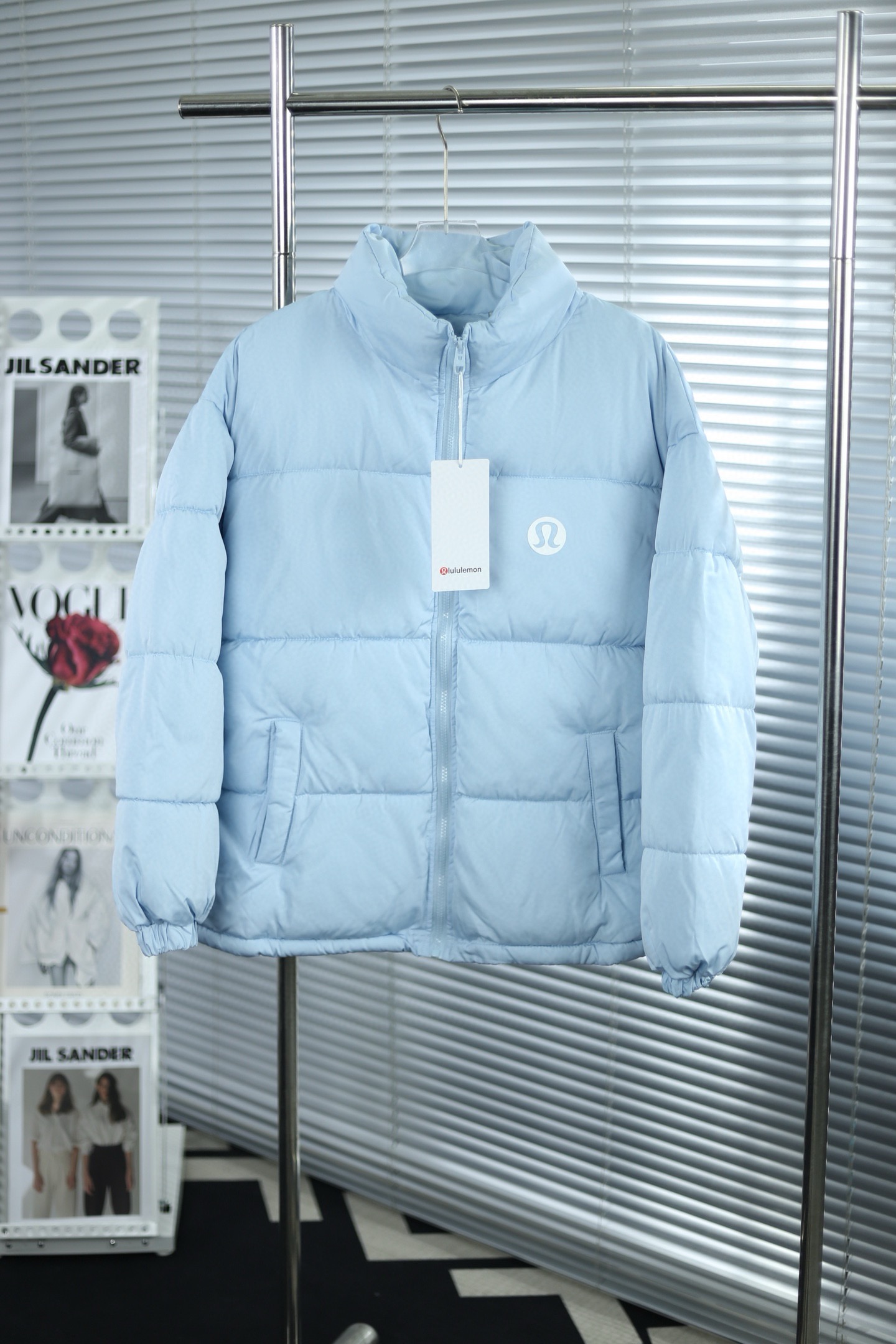 💎大货挂拍图💎 2025新款lululemon经典短款面包服 官网新款|超人气单品✅ |男女同款👫 暖意满满 定格冬季 当代潮流的不二之选 宽松版型 内里随意搭配 超级显瘦 官网购入制作打版 面料采用柔软牛津 搭配750新疆棉高密度充绒 温暖舒适 宽松版型 提升运动灵活度 还原最真实的百分百质感 原版定制领标吊牌 简洁大方青春时尚高街复古 款号:9610# Color:黑色 米色 粉色 蓝色