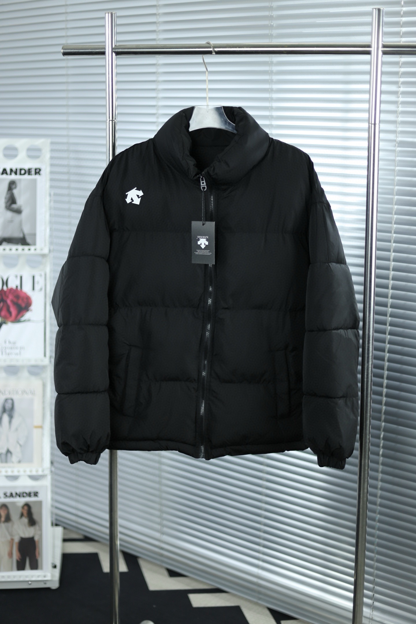 💎大货挂拍图💎 2025新款DESCENTE迪桑特经典短款面包服 官网新款|超人气单品✅ |男女同款👫 暖意满满 定格冬季 当代潮流的不二之选 宽松版型 内里随意搭配 超级显瘦 官网购入制作打版 面料采用柔软牛津 搭配750新疆棉高密度充绒 温暖舒适 宽松版型 提升运动灵活度 还原最真实的百分百质感 原版定制领标吊牌 简洁大方青春时尚高街复古 款号:9611# Color:黑色 米色