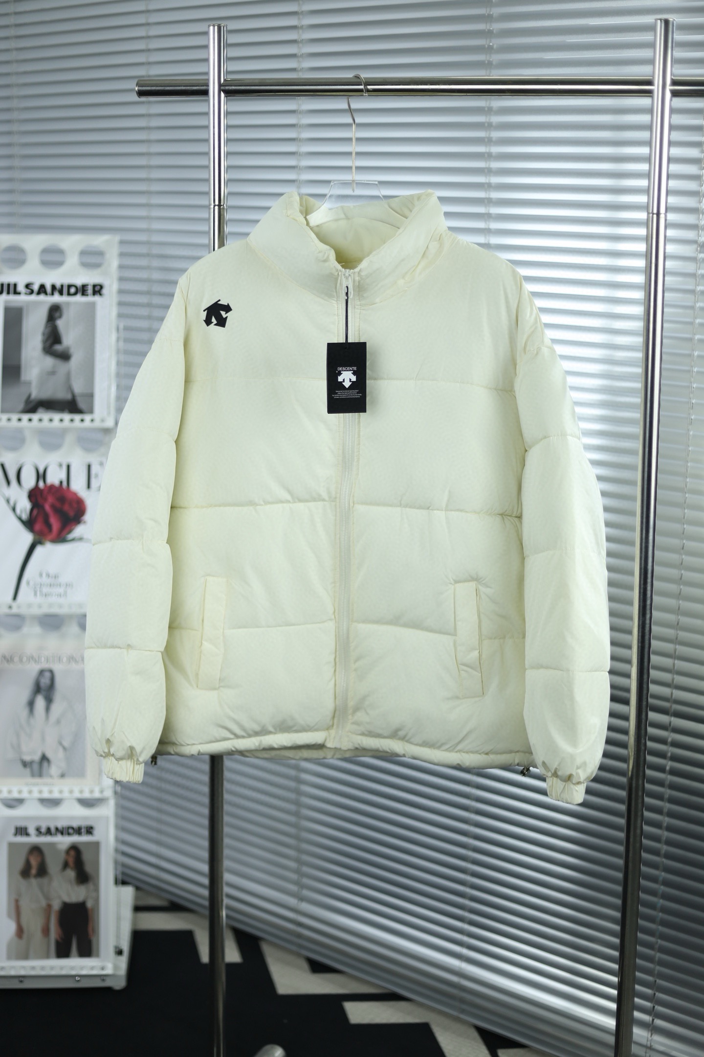 💎大货挂拍图💎 2025新款DESCENTE迪桑特经典短款面包服 官网新款|超人气单品✅ |男女同款👫 暖意满满 定格冬季 当代潮流的不二之选 宽松版型 内里随意搭配 超级显瘦 官网购入制作打版 面料采用柔软牛津 搭配750新疆棉高密度充绒 温暖舒适 宽松版型 提升运动灵活度 还原最真实的百分百质感 原版定制领标吊牌 简洁大方青春时尚高街复古 款号:9611# Color:黑色 米色