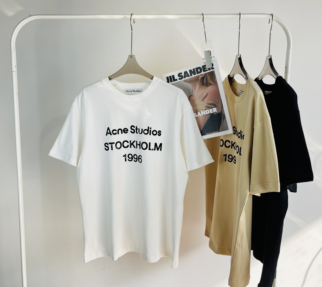 Pjwsy上新了Acne Studios 1jjsz6系列字母做旧t恤 采用ybdly纯棉面料与logo字母植绒工艺 女款宽松版型非常的时尚百搭～颜色：黑色。白色。卡其码数 ：S 。M。L。XL