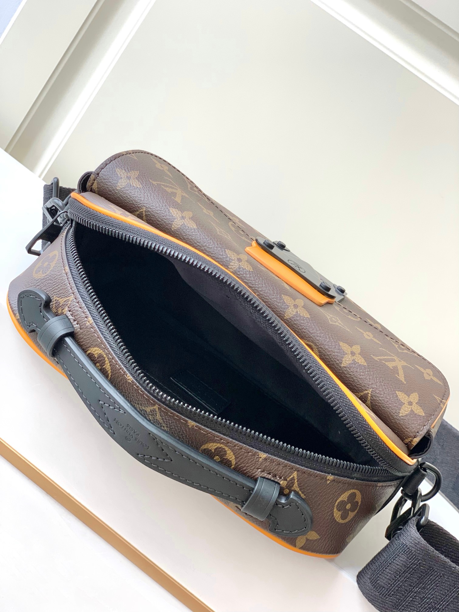 原厂皮M46688老花皮料是正品法国A级品质手工油边细非节常精致尺寸:22x18x8