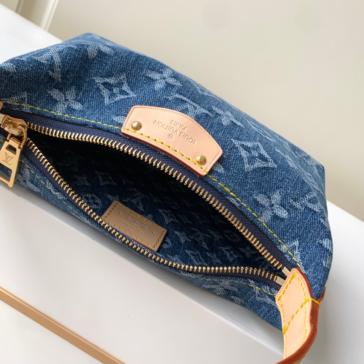 原厂皮M82949蓝色皮料是正品法国A级品质手工油边细节非常精致尺寸:20.5x6x16