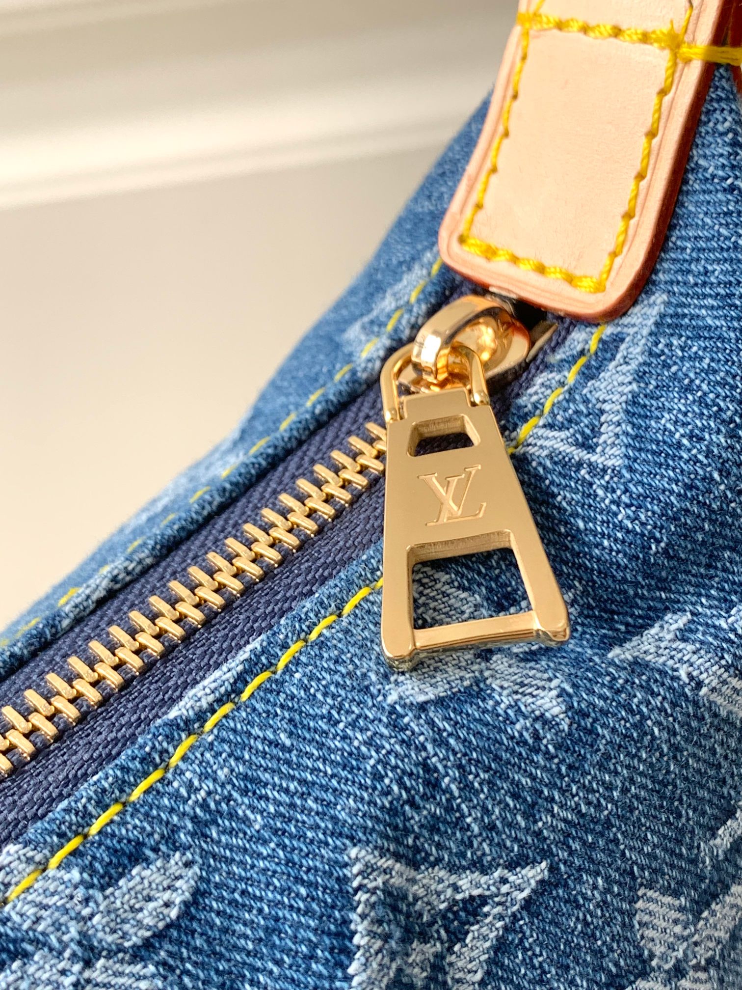 原厂皮M82949蓝色皮料是正品法国A级品质手工油边细节非常精致尺寸:20.5x6x16